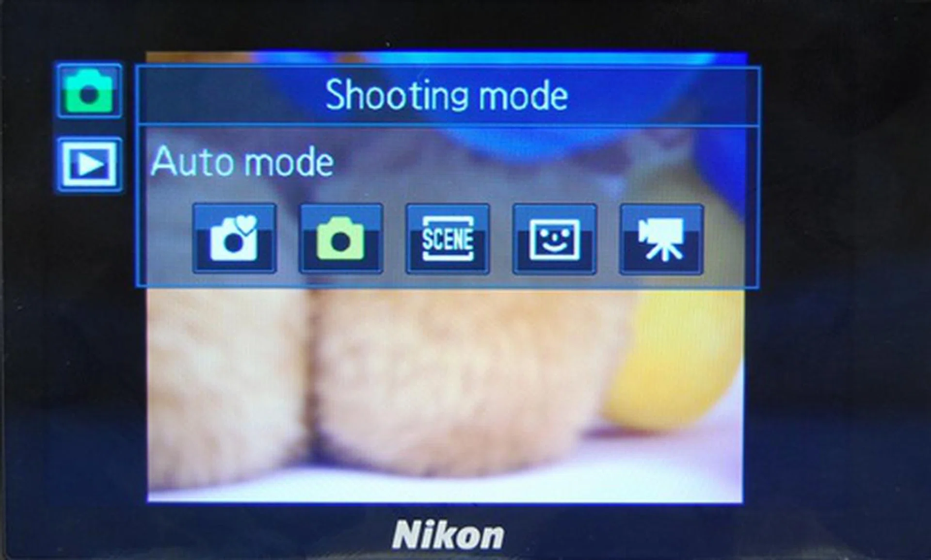 On tapping on the top green icon, users will get to take their pick from these basic modes of shooting: Easy auto, Auto, Scene, Smart portrait, and Movie.