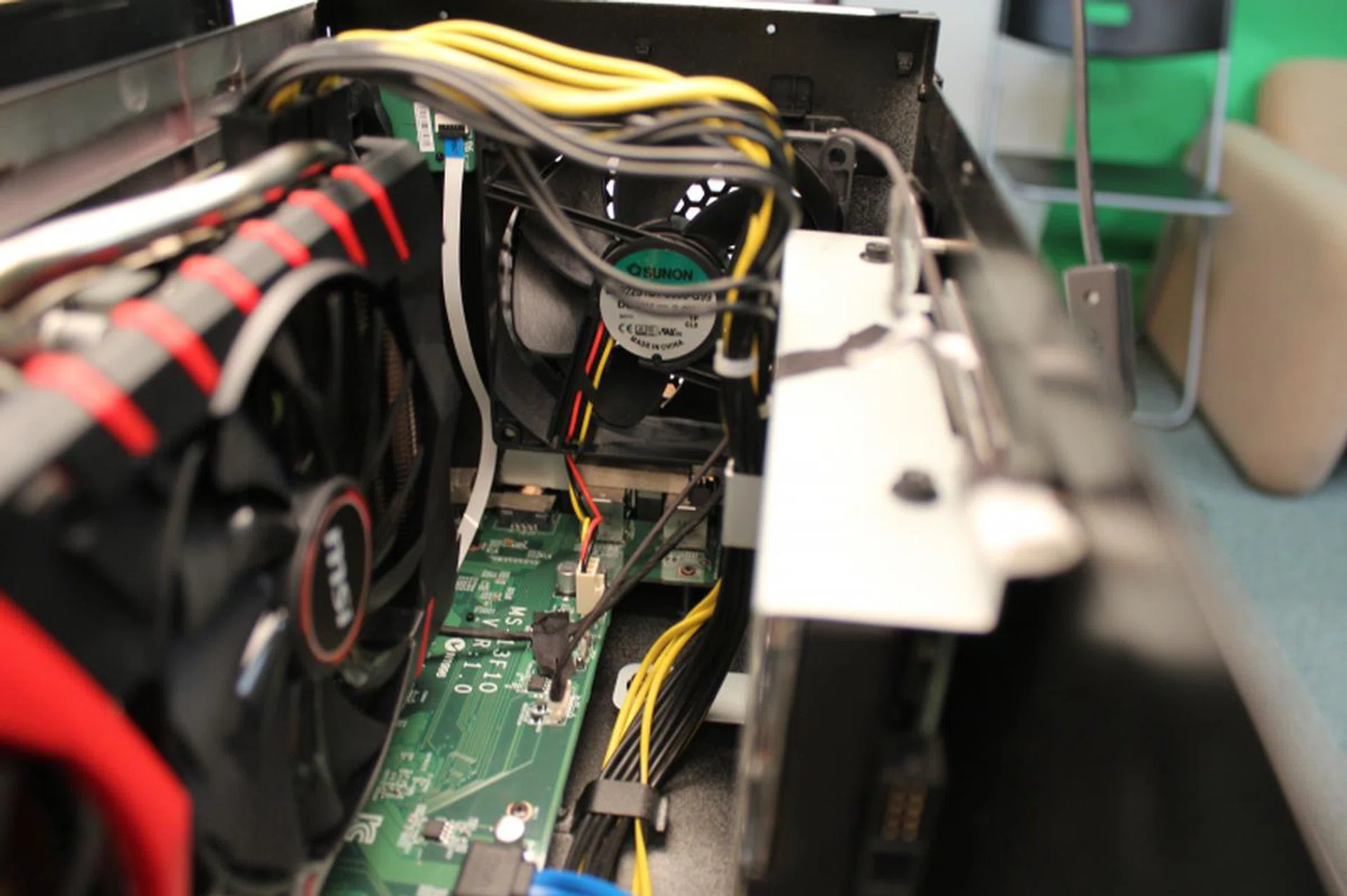 The opposite view. The HDD caddy is on the right and the GeForce GTX 980 on the left while the fan's at the back. It's a bit more spacious on this side and that's a good thing where ventilation is concerned.
