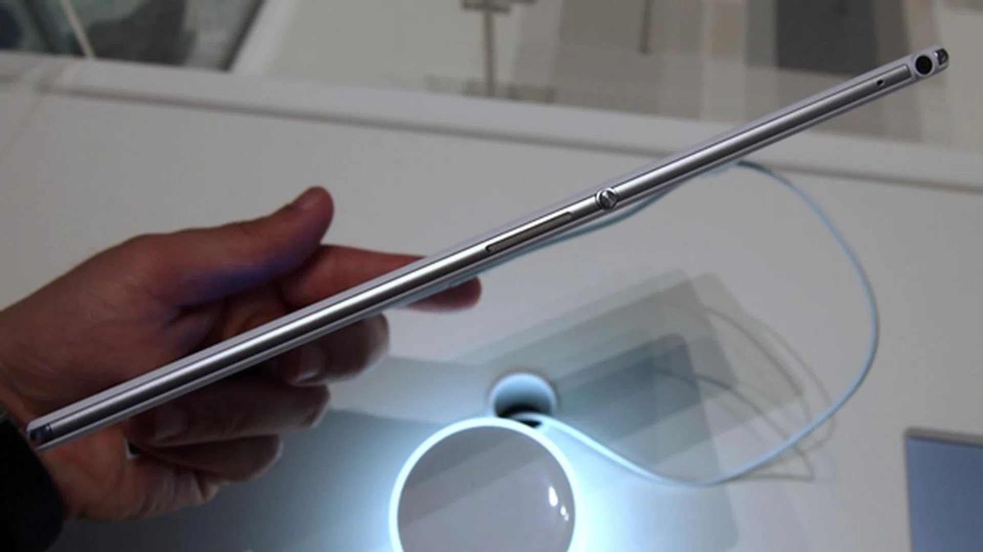 The Sony Xperia Z3 Tablet Compact is insanely thin at 6.4mm!