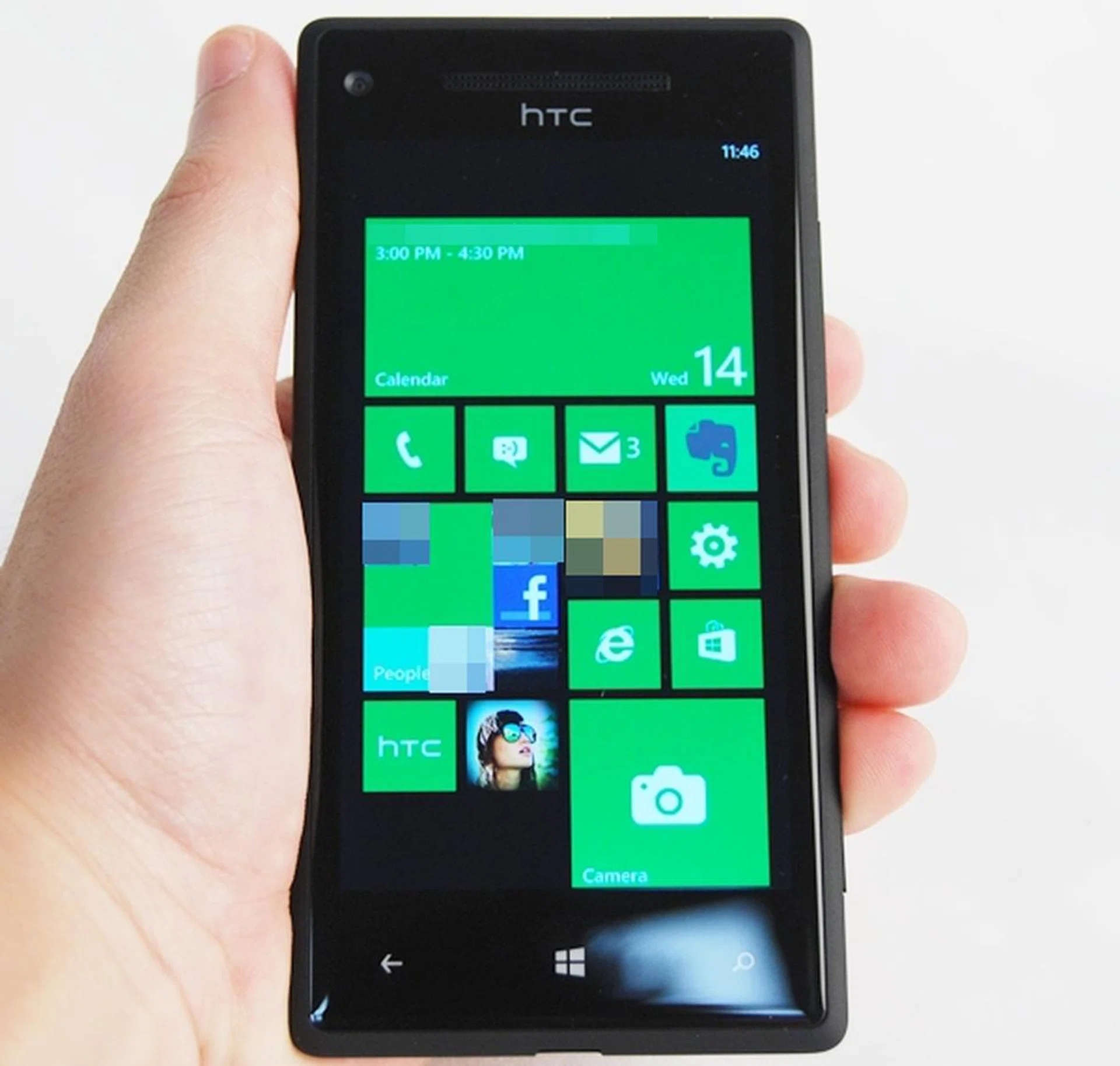 The device feels really good in the hands. Weighing at 130g, it is the lightest among the flagship WP8 devices announced so far. 