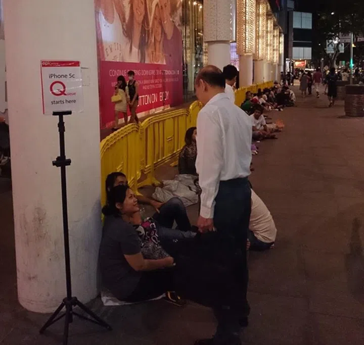 We spotted a queue forming outside 313 EpiCentre for the Apple iPhone 5C on 19 September at about 10PM.