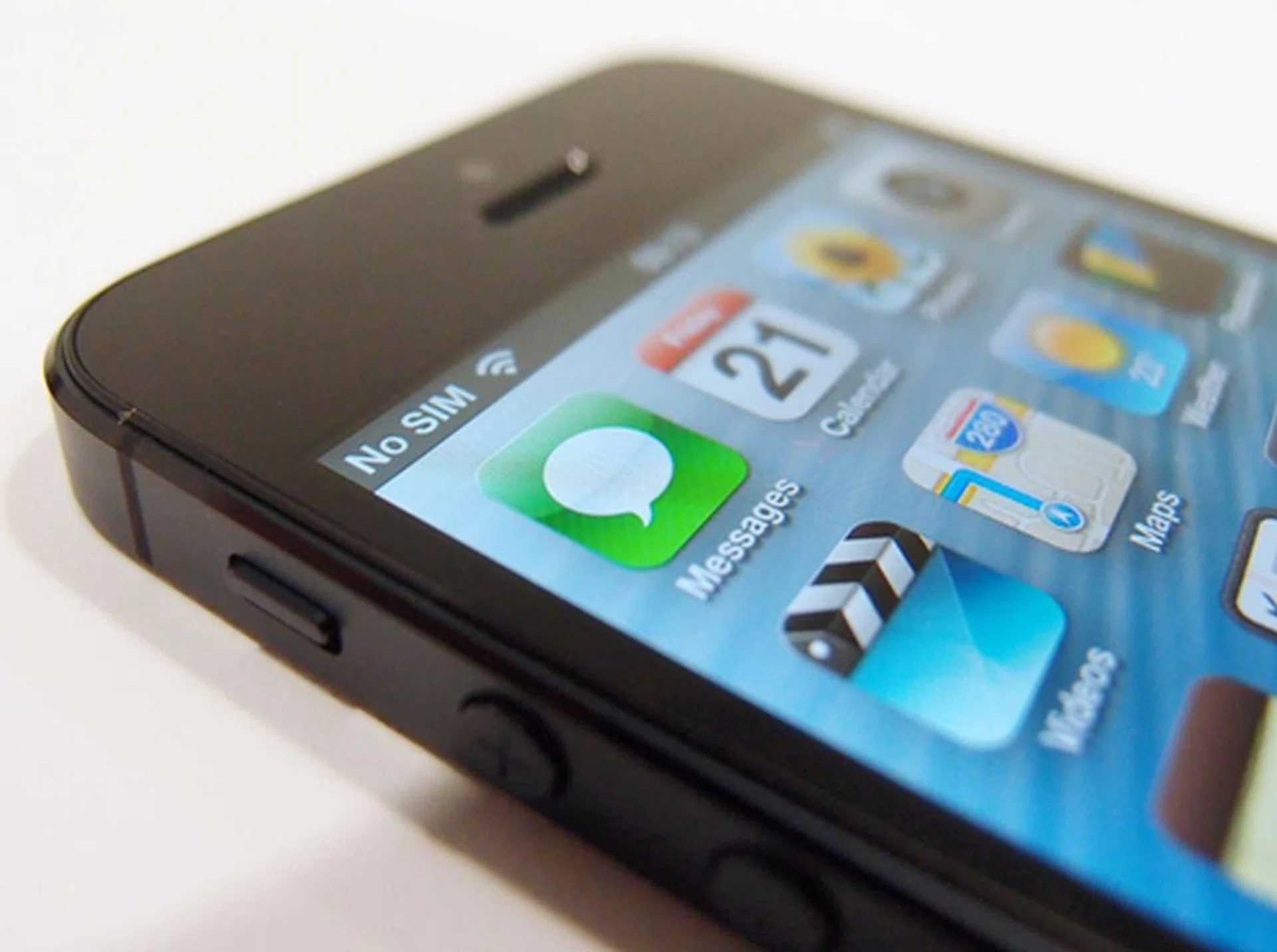 While the integration of the touch sensors into the display itself provides a reduction in thickness (and weight) of the iPhone 5, we didn't see any discernible difference between the screen on the iPhone 4 and 5. Nonetheless, its Retina Display with 326ppi presents clear text and images with great clarity and color reproduction.