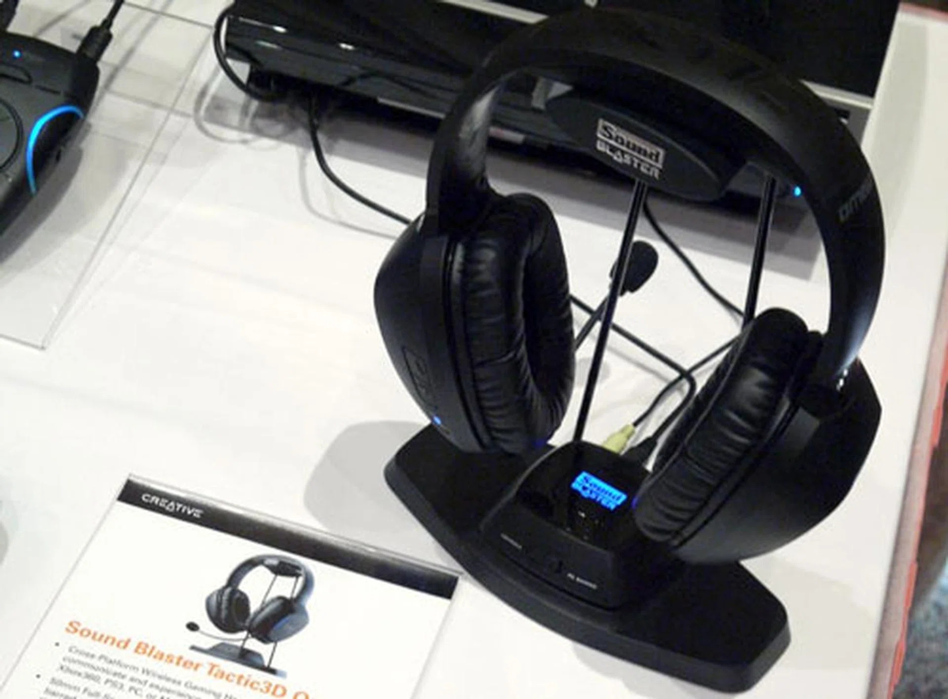 The Sound Blaster Tactic3D Omega Wireless headset can be mounted on a stand that is part of its retail package. There is a recess at the base of the stand to rest the wireless transmitter which acts as a communication bridge between the headset and gaming platform connected to the transmitter.