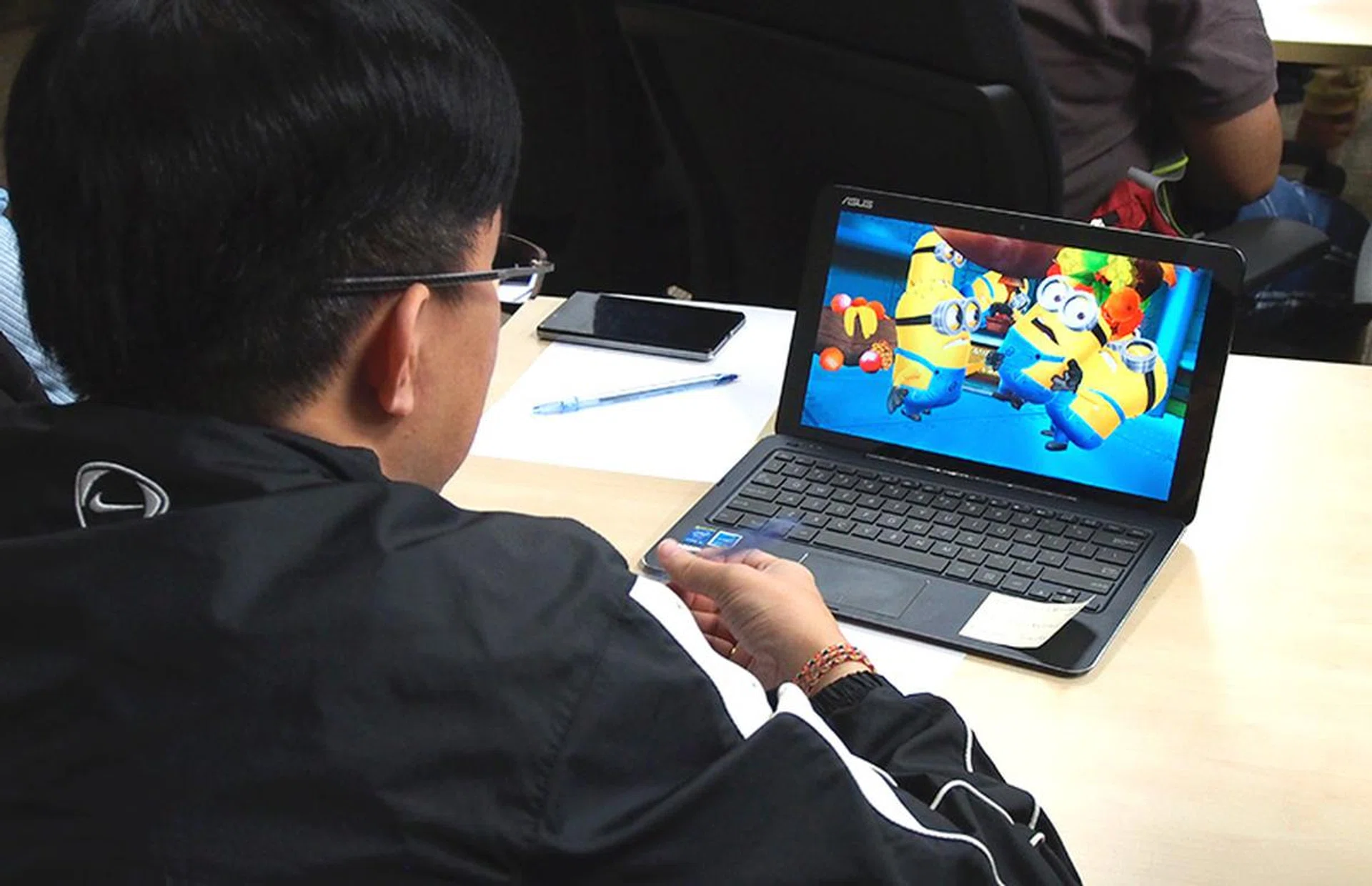 After completing their cards, some participants tried gaming on the Transformer Book T300 Chi.
