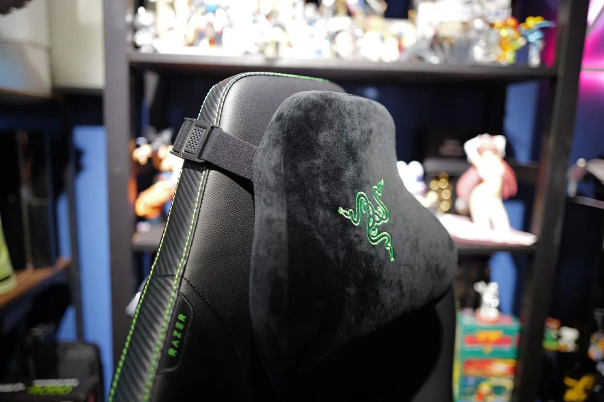 Perhaps my only grip is the really 'sad' headrest pillow, which doesn't do much to aid in neck or head support.