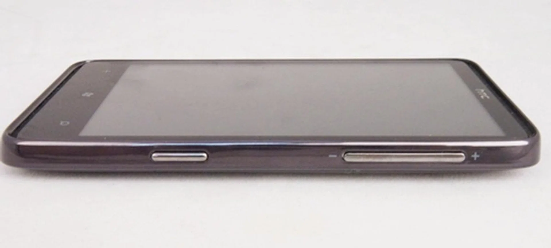 The Volume and Camera buttons are thin and flat as well, but are easier to press due to their position on the right profile. Besides the screen, take note that the glossy sides are also fingerprint magnets.