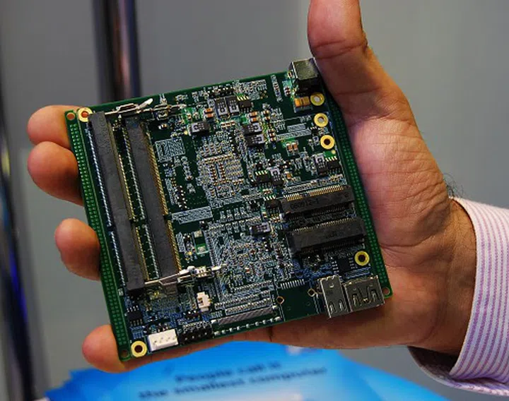 The rear side of the board houses the CPU, chipset and other primary controllers. On this face of the PCB, just add storage and memory and you’re good to go.