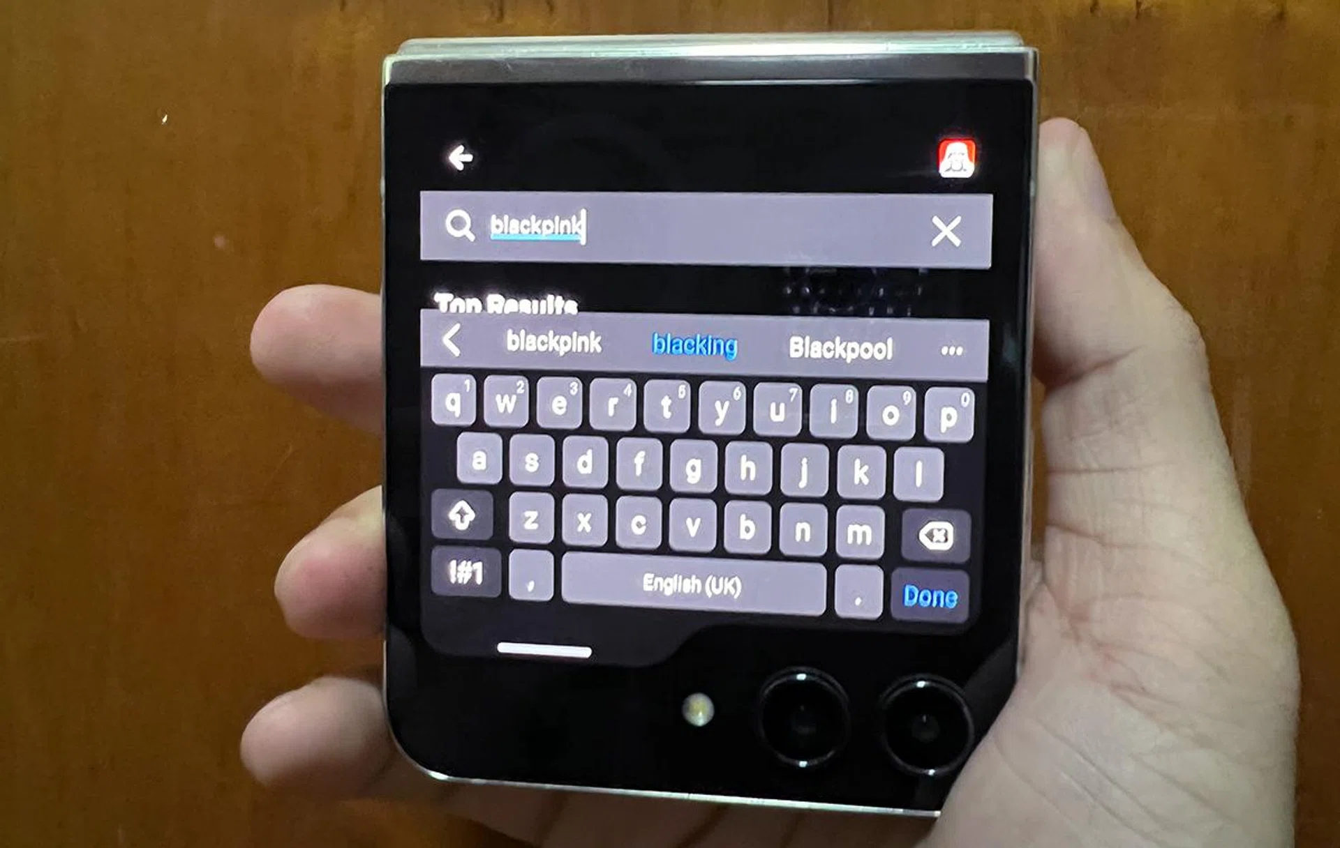 Full QWERTY keyboard lets you conduct searches and reply messages in its supported apps.
