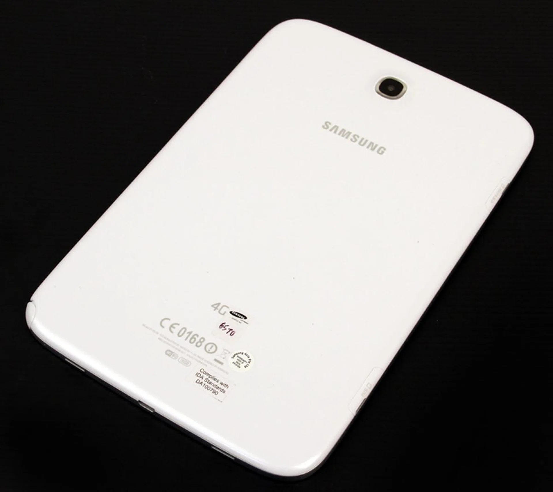 The back of the device is a rather plain, white glossy plastic, with just the Samsung logo and a fairly sizeable camera bump.