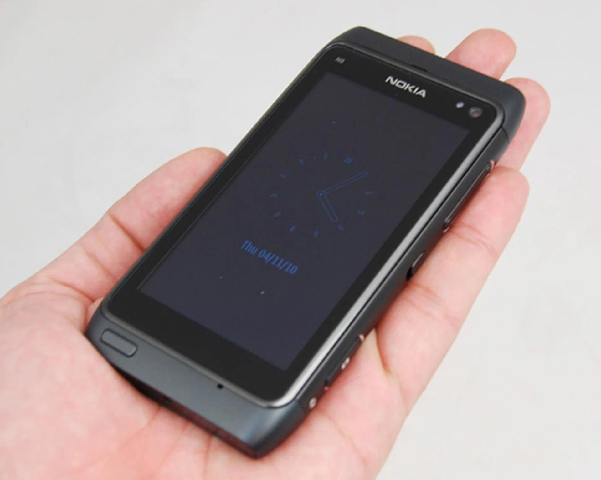 The Nokia N8 is undeniably well-designed for its exterior, with a streamlined, smooth and sophisticated look to it, unlike its earlier N-series devices.