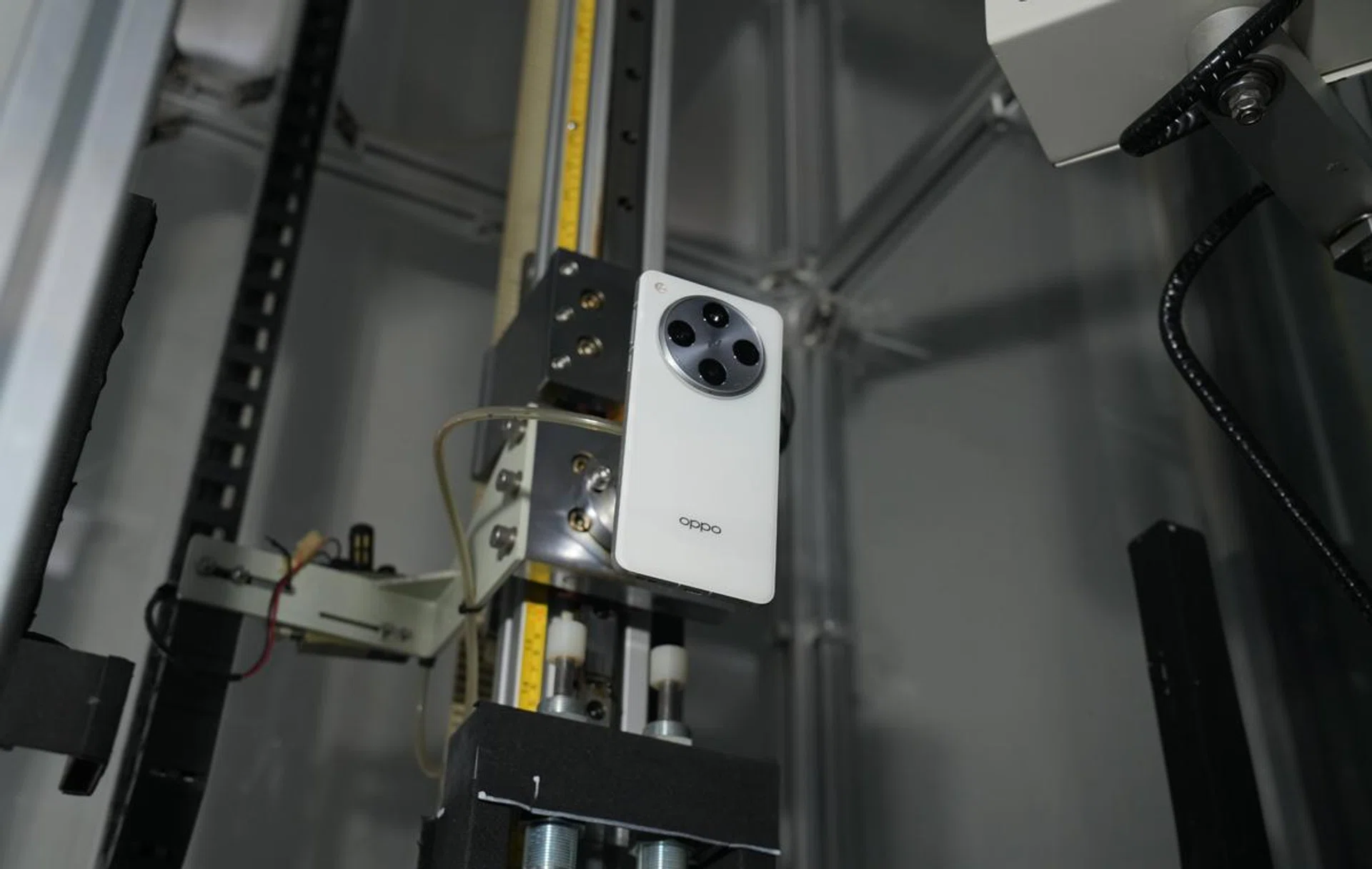 OPPO Find X8 Pro in the midst of a 1.2m drop test. Photo: OPPO.
