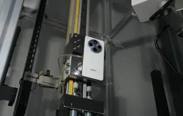 OPPO Find X8 Pro in the midst of a 1.2m drop test. Photo: OPPO.