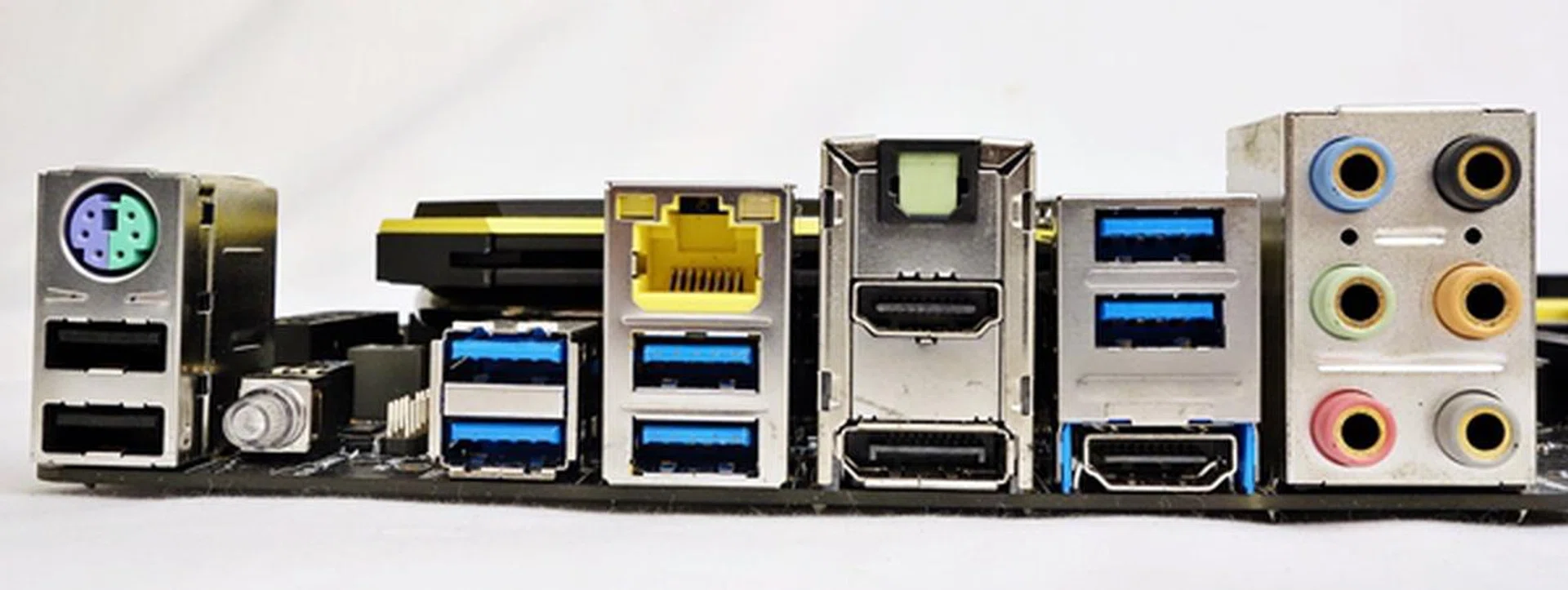 The clear CMOS button is located next to the PS/2 and pair of USB 2.0 ports, and we would prefer if its design was less outstanding so that the risk of pushing it unnecessarily is reduced.