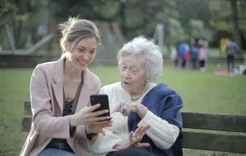 The elderly are especially vulnerable to scams. Photo: Pexels. 