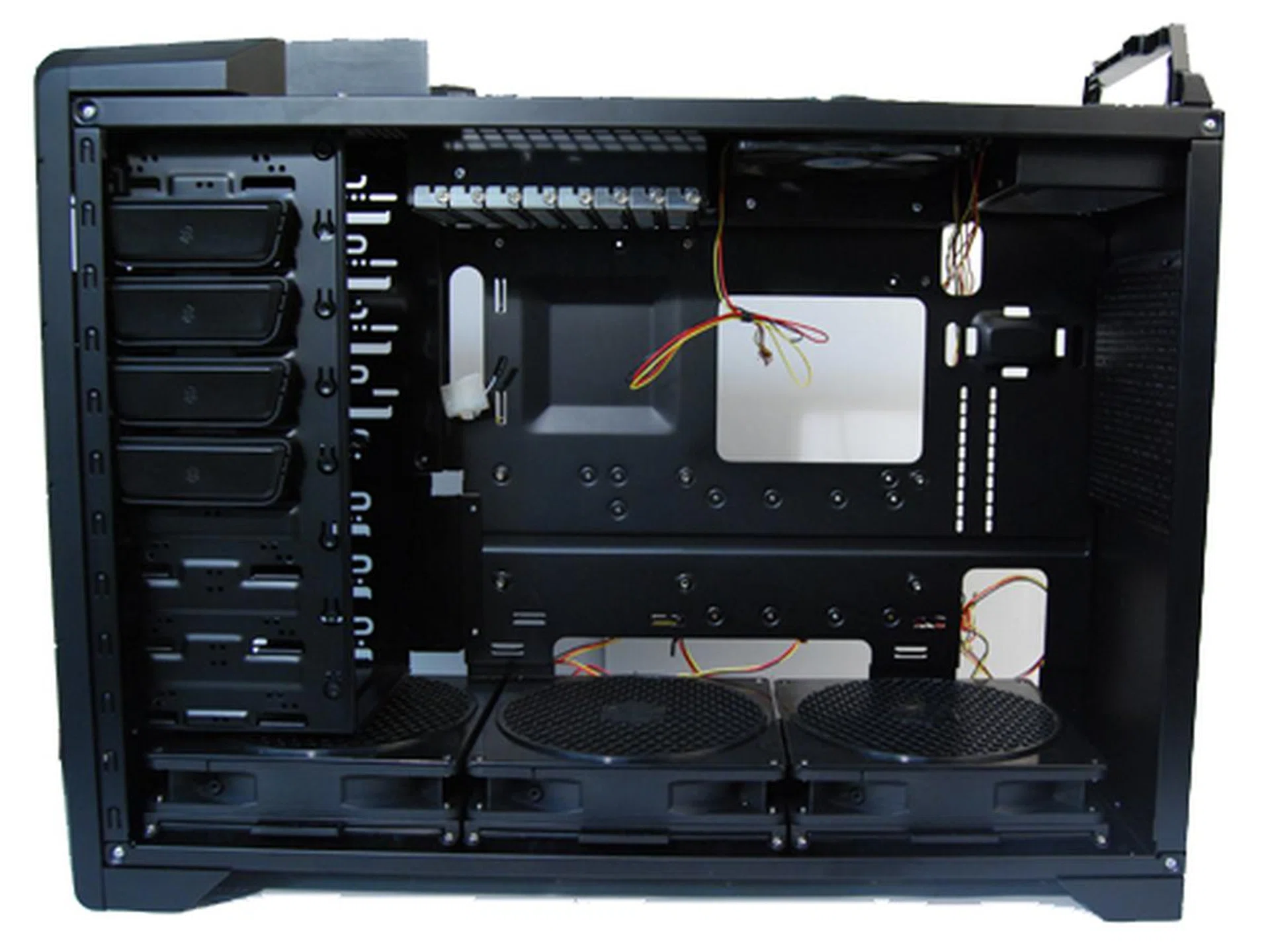 The SilverStone Raven RV02 in its full naked glory. The casing might be huge, but much of the space is occupied by the huge intake fans at the bottom.