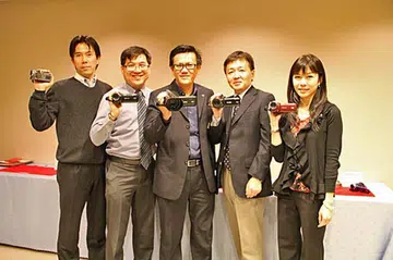 Our hosts from Canon South & Southeast Asia and Canon Singapore: (From left) Mr. Shigeru Kikegawa (Assistant Director, ICP Marketing Department, ICP Business Division, South & Southeast Asia), Mr. Edwin Teoh (Assistant Director, Singapore Operations, Consumer Imaging & Information Group), Mr. Andrew Koh (Senior Director & General Manager, Singapore Operations, Consumer Imaging & Information Group), Mr. Issei Morimoto (Vice President, Consumer Imaging & Information, Products Group), and Ms. Christina Kong (Assistant Manager, Consumer Imaging & Information Products Division, South & Southeast Asia).