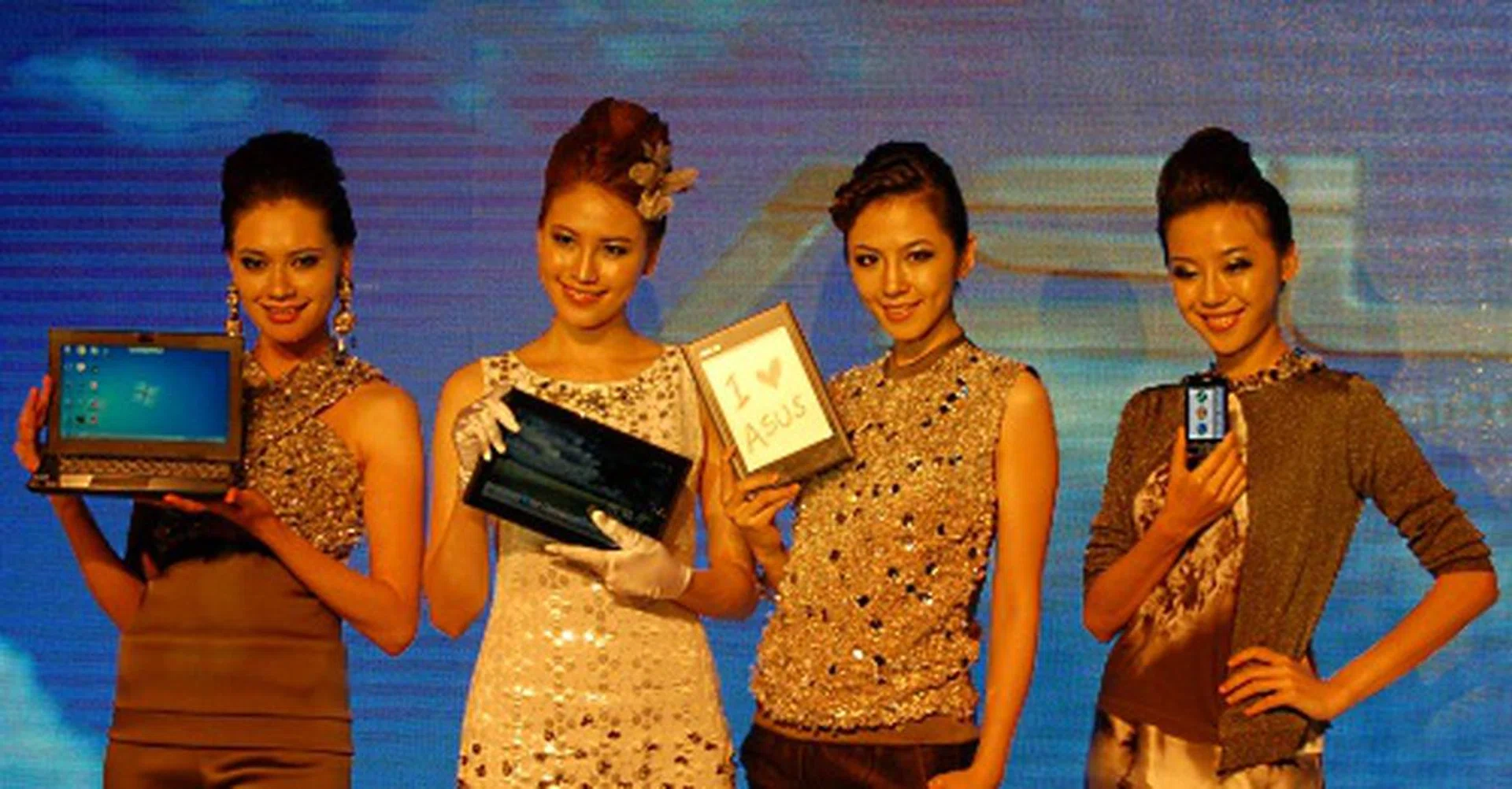 And lastly, models showing off the highlights from ASUS' press event today. Catch these gadgets and more when we troop off to ASUS' booth at Computex 2010 this week. 