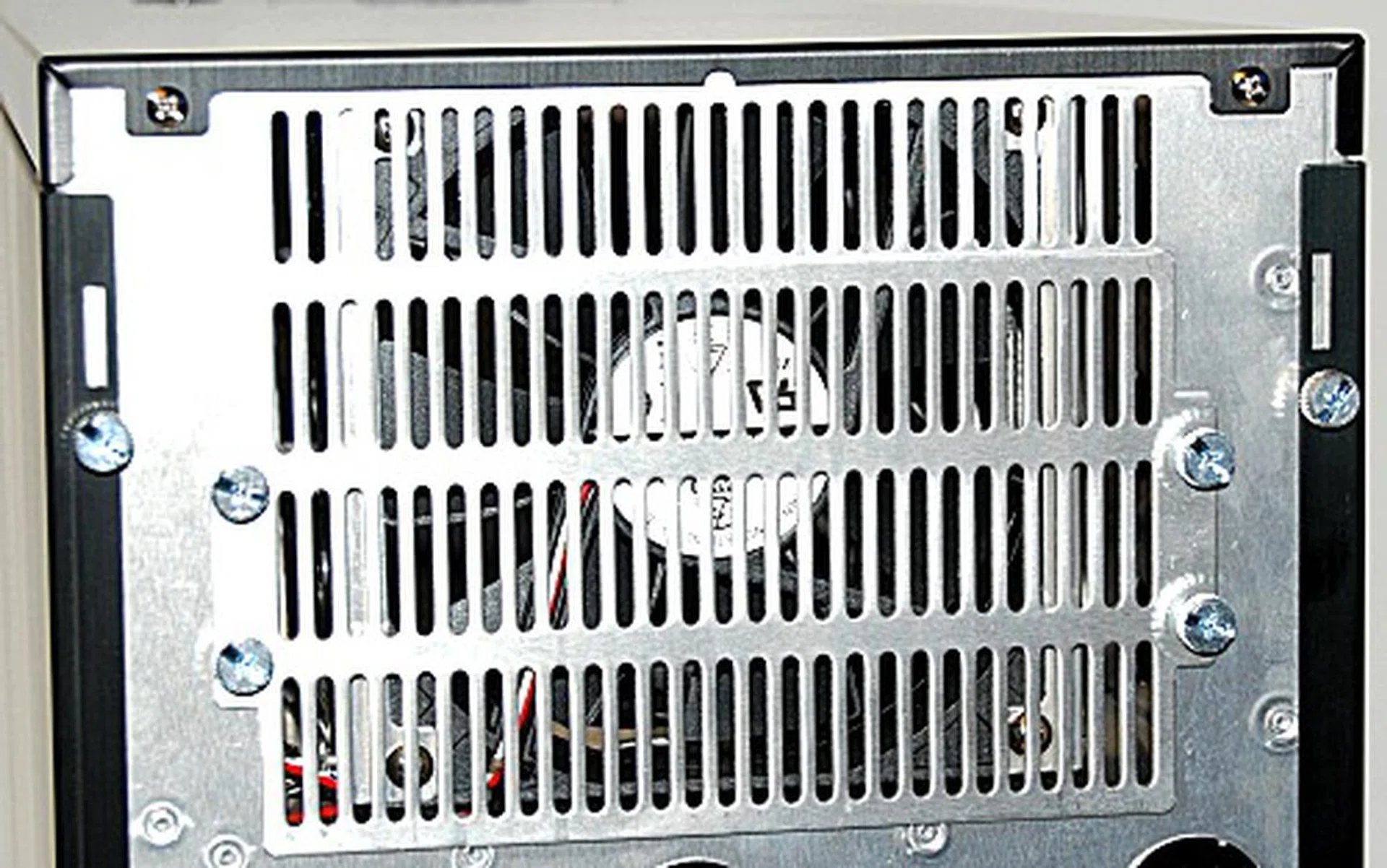 While most normal casings place their PSUs on top, higher end casings have been relocating the PSU to the bottom for better heat management and the PC-A77 is sticking to the trend. Well, with the extra space leftover, why not put another HDD cage and a fan?