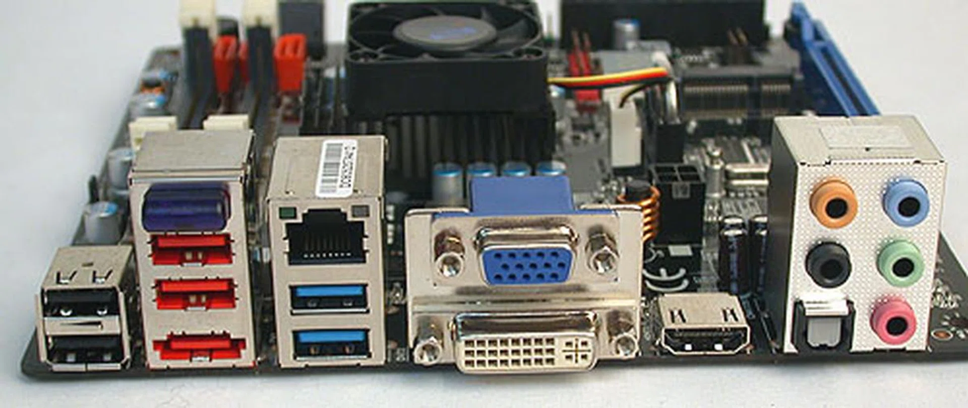 Besides the novelty of seeing a Bluetooth module on this board, the rear panel has the usual trio of display outputs, the audio jacks and optical S/PDIF output and even USB 3.0 ports. 