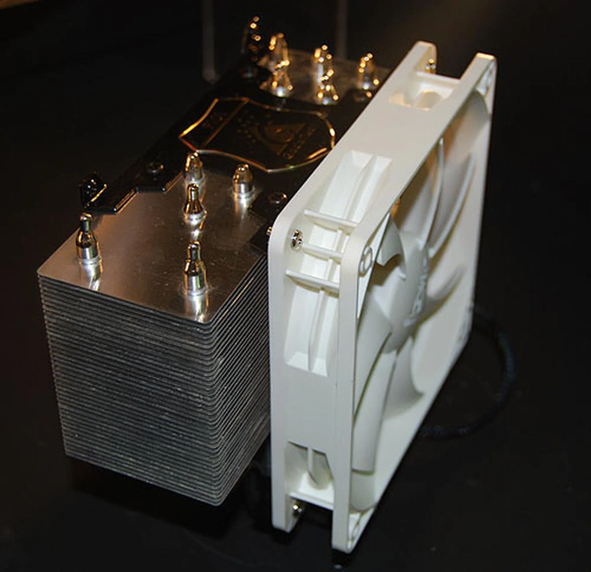  Here's a close look at the F101 cooler and heasink, which makes use of heatpipes to distribute heat to a tightly packed array of cooling fins.  