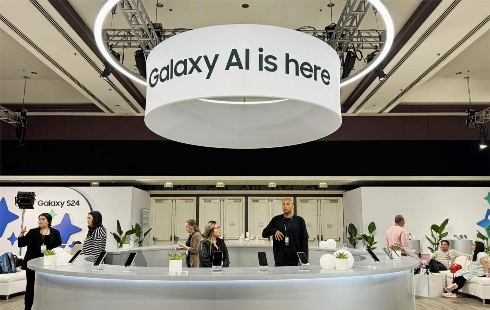 Galaxy S24 series hands-on session, with many phones available for testing.