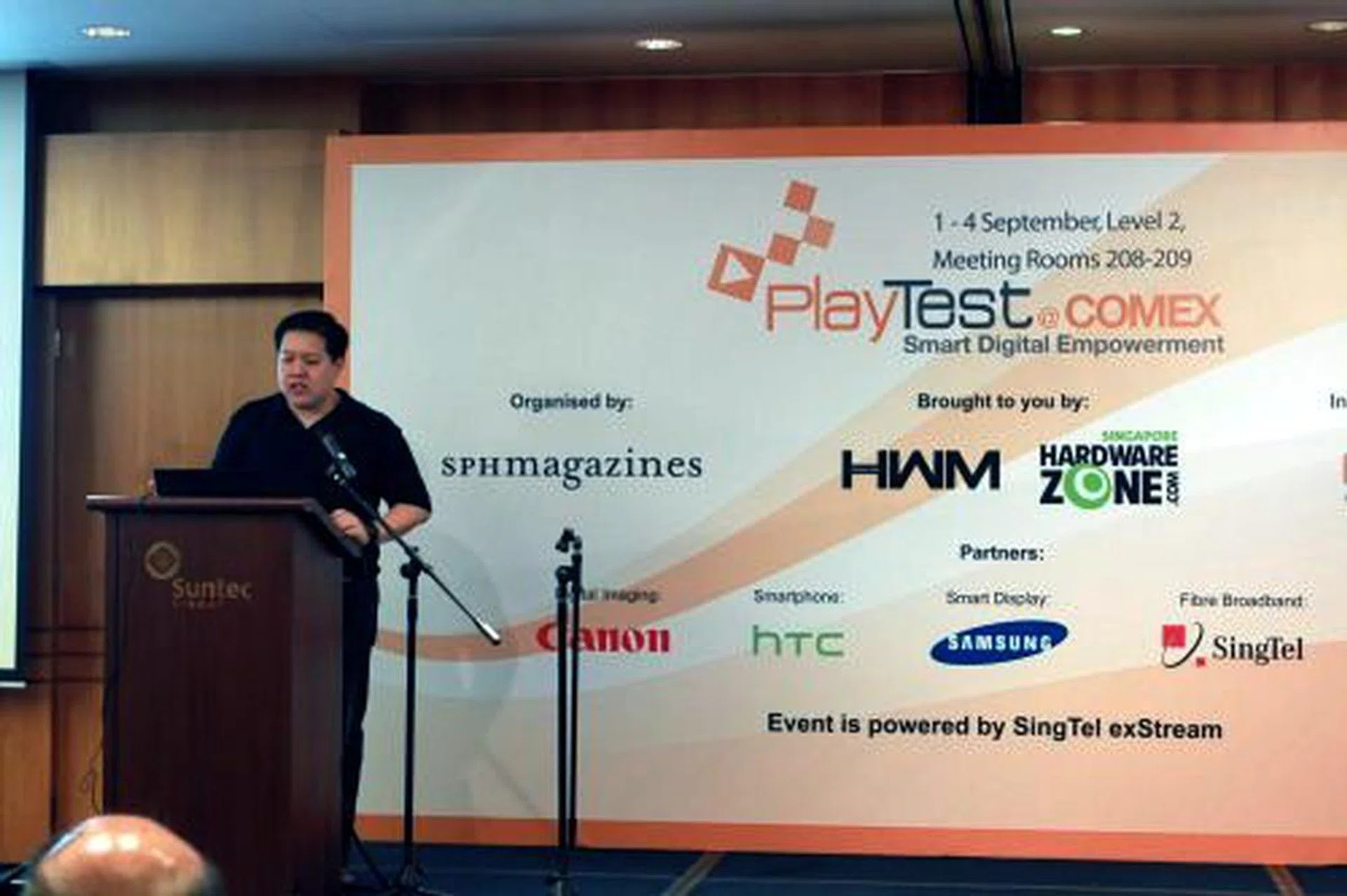 HWM editor David Chieng starting kick started the day with a talk on internet and broadband technologies in Singapore. Ever wondered why you need 100Mbps broadband? This is the perfect seminar for you.