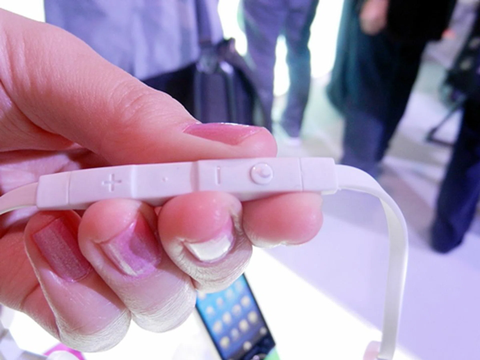 With a single push of the LiveKey control (indicated by an arrow icon), you can directly access your apps on the phone.