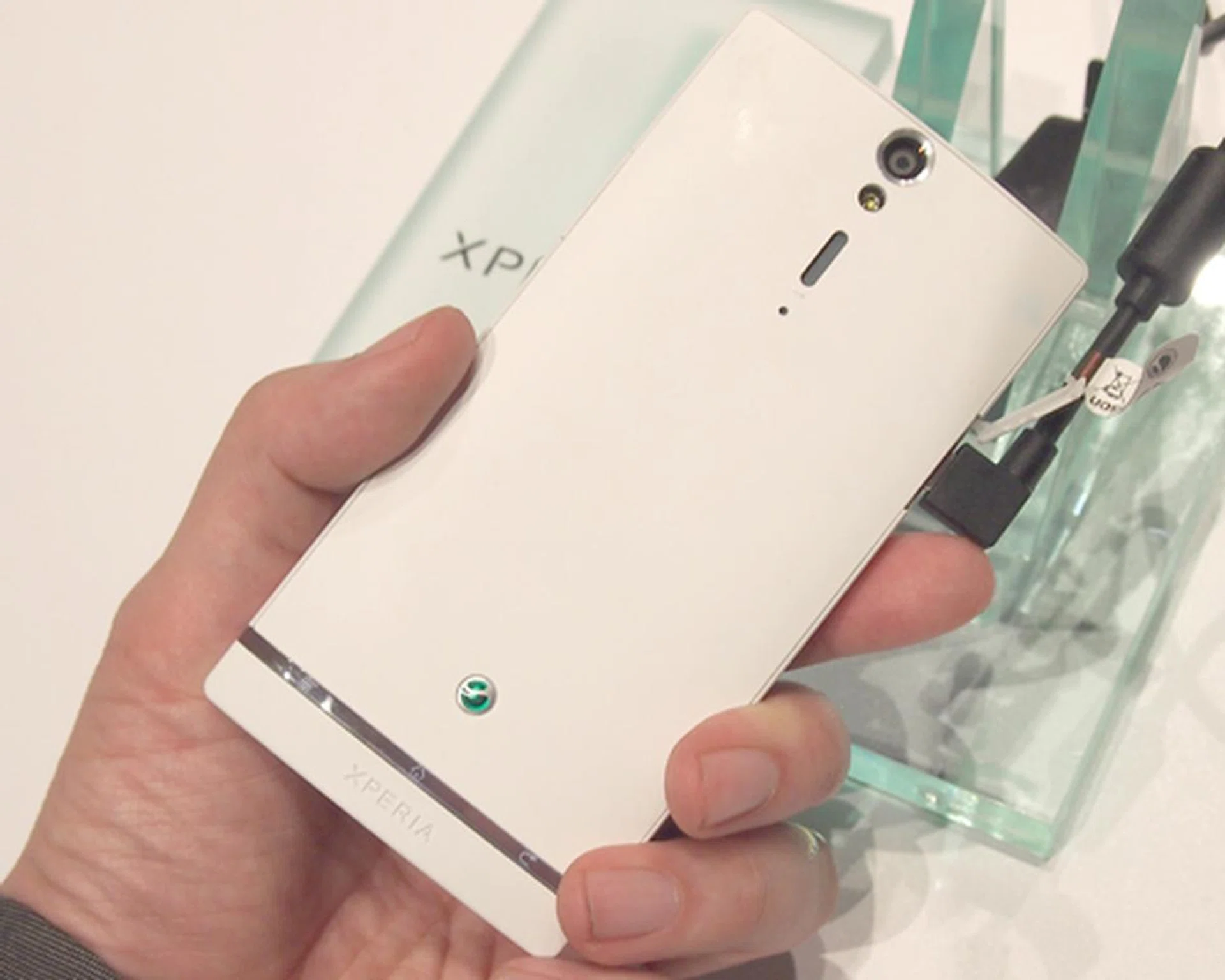 We are in love with the matte material and angular design of the Xperia S, unlike last year's Xperia Arc with its glossy exterior and curved profile.