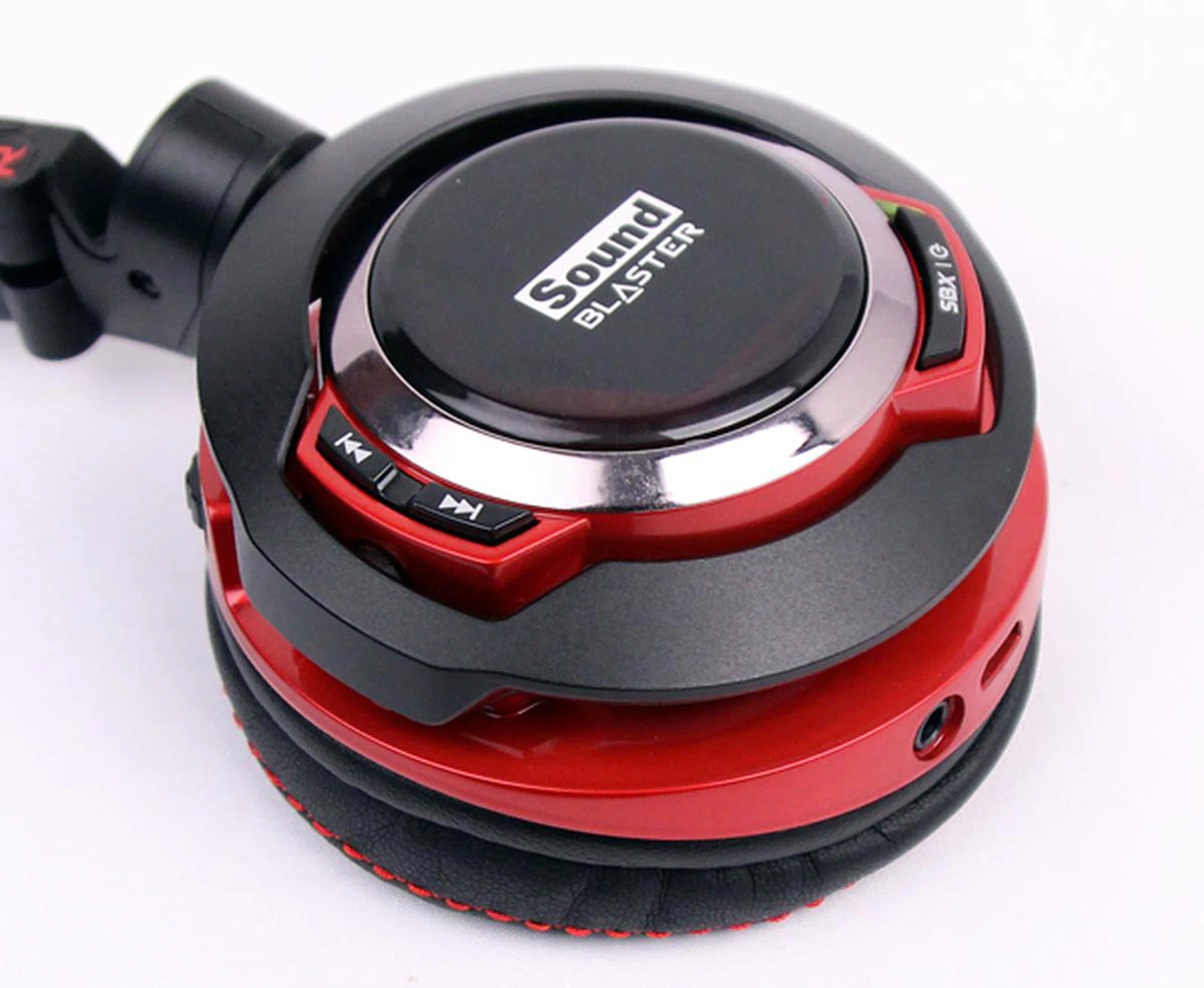 As is evident from this picture, the Evo Zx has control buttons for power and playback located on the right ear-cup.