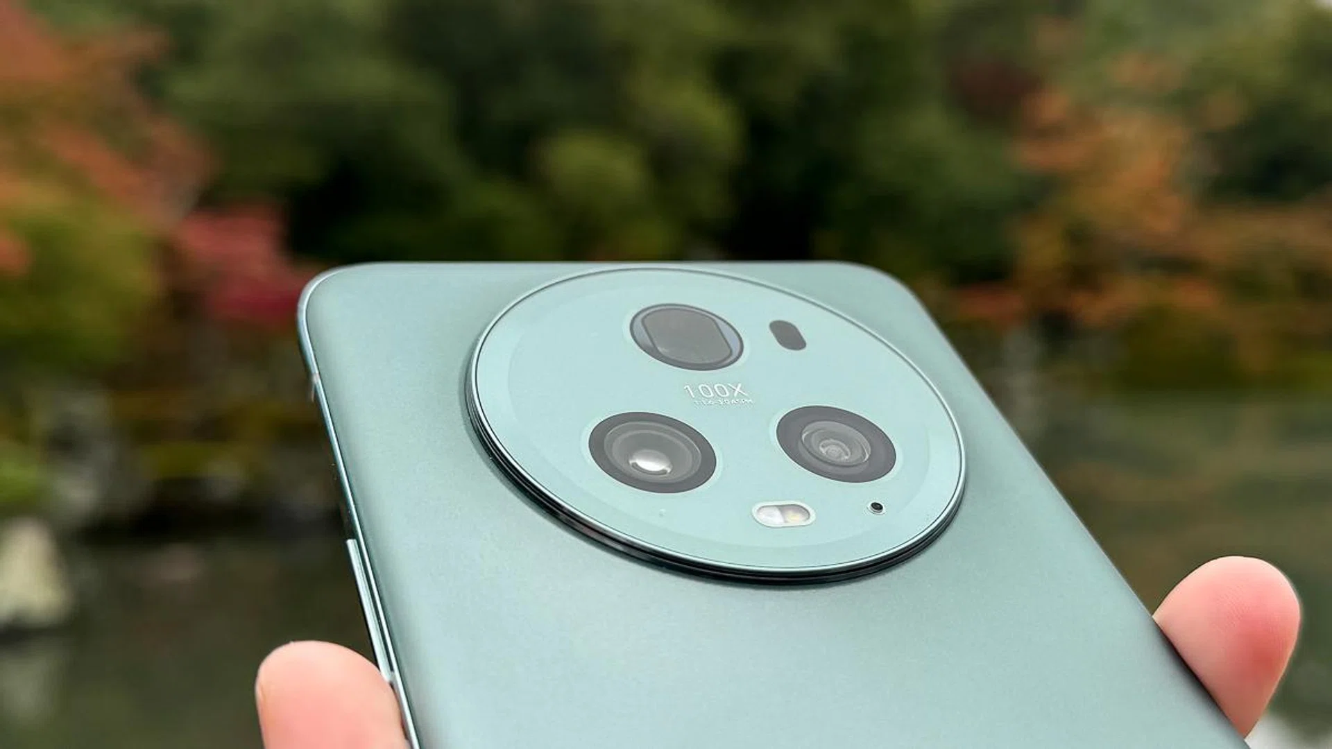 Honor Magic5 Pro rear cameras.