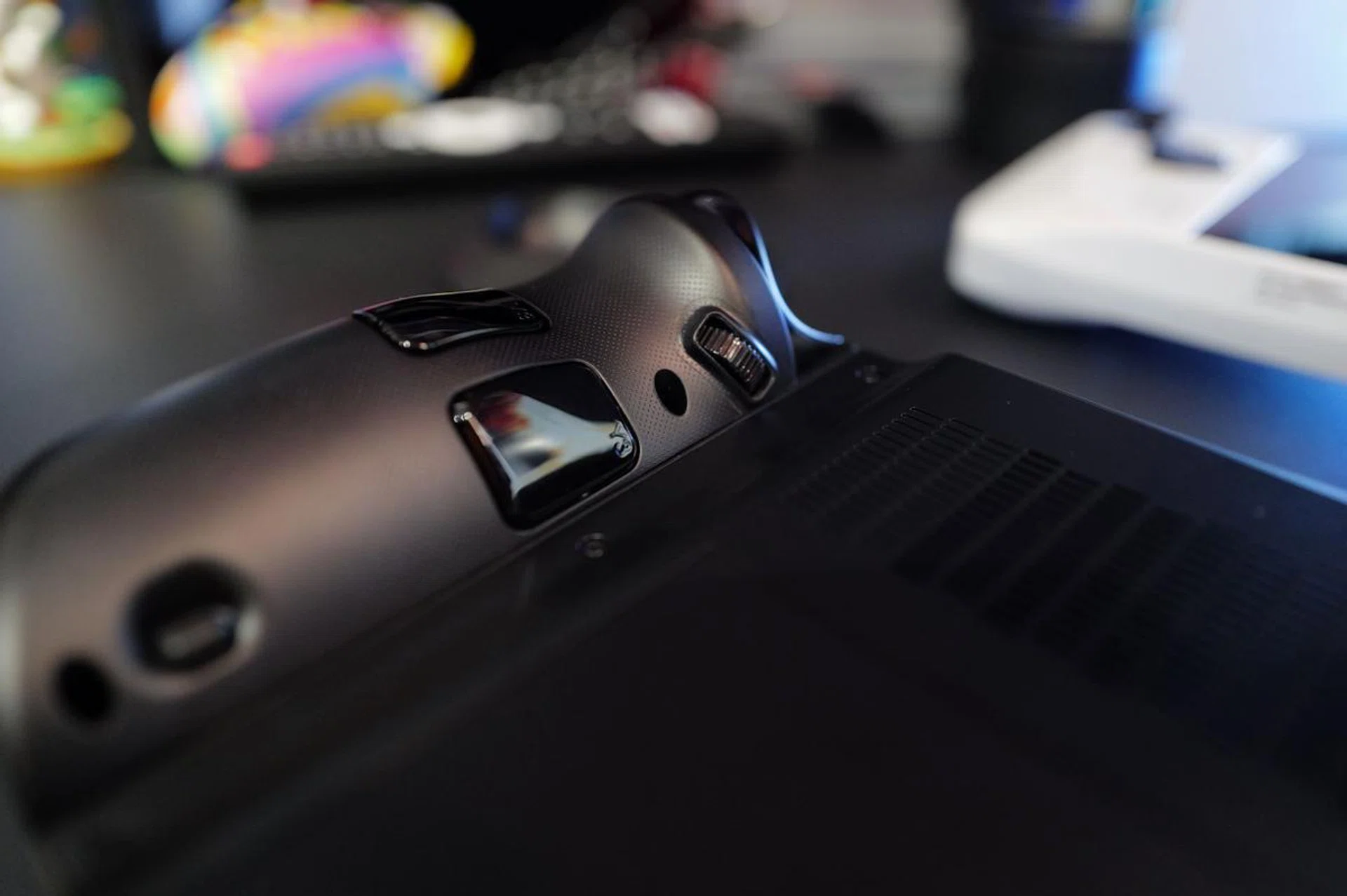 There's even a scroller on the right controller.