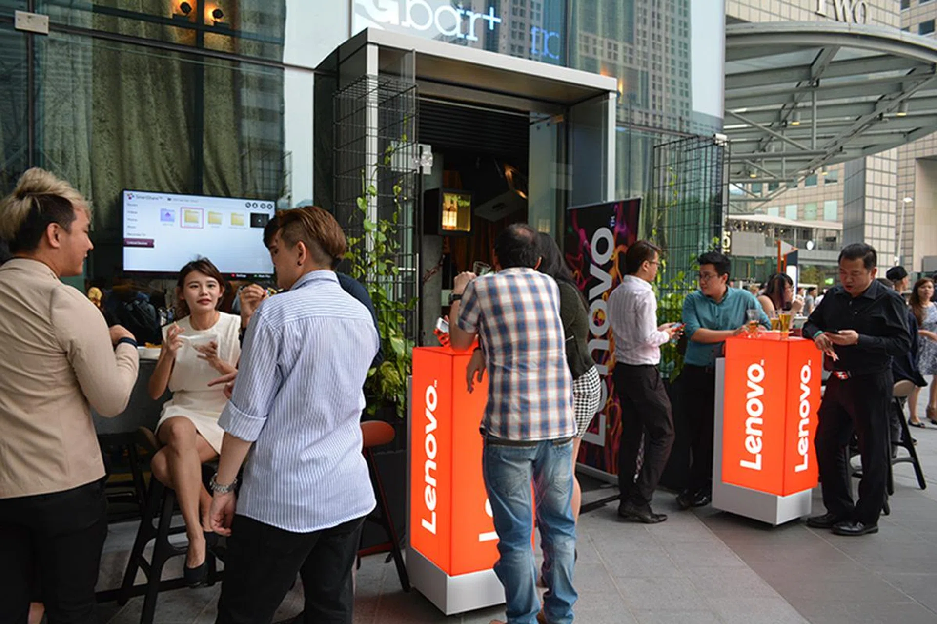 We were at the OSG+ Bar at Suntec to check out what Lenovo has in store for the holiday season.