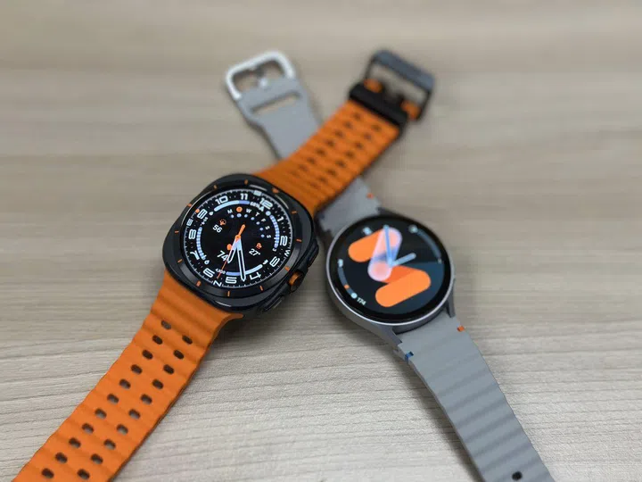 The sleep apnea feature is supported on Galaxy Watch Series 4 and later models running Wear OS 5.0 or later. Pictured here are the Galaxy Watch Ultra and Watch 7. Photo: HWZ