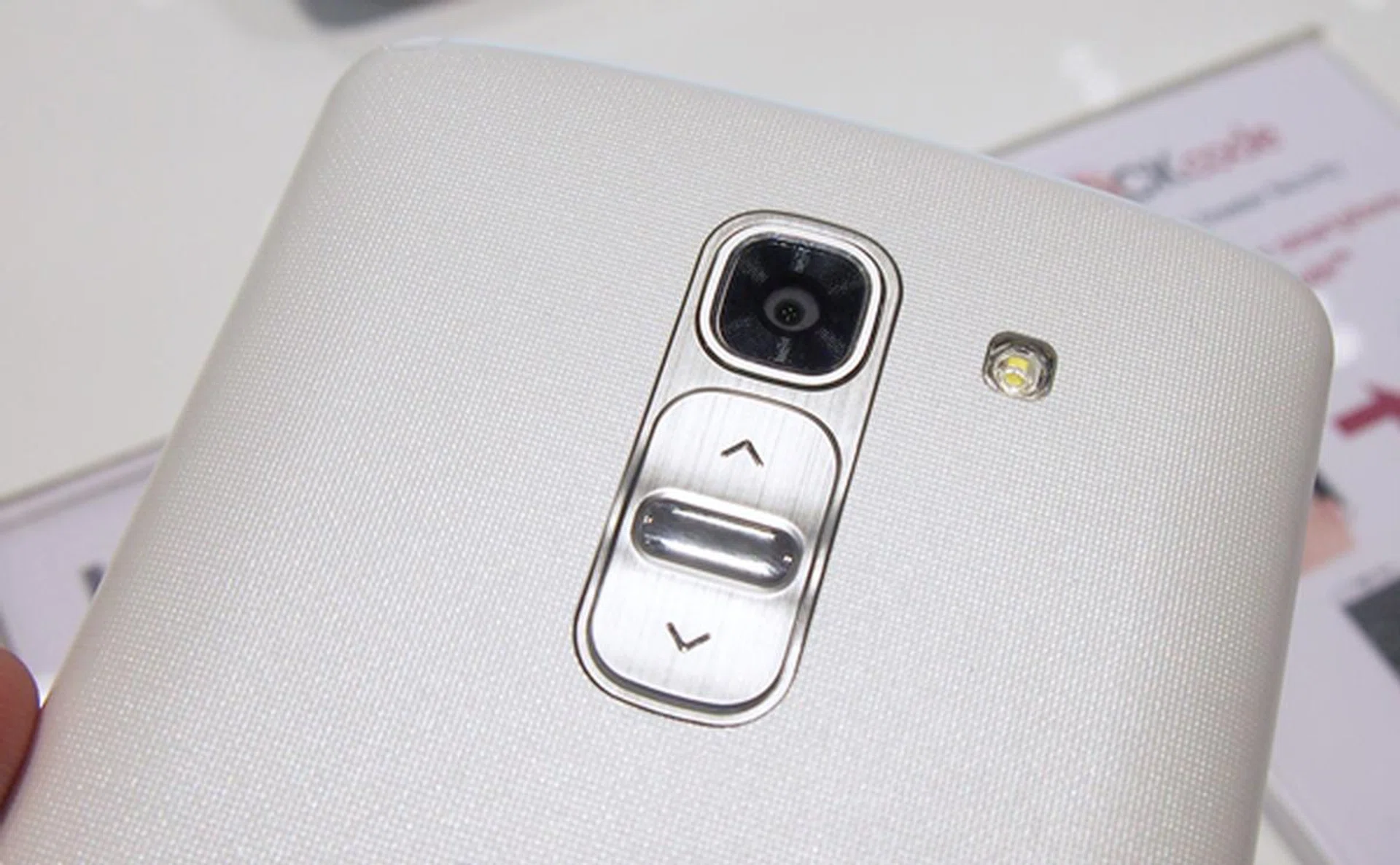 The rear of the G Pro 2 has a new material, which makes it less slippery and easier to grip.