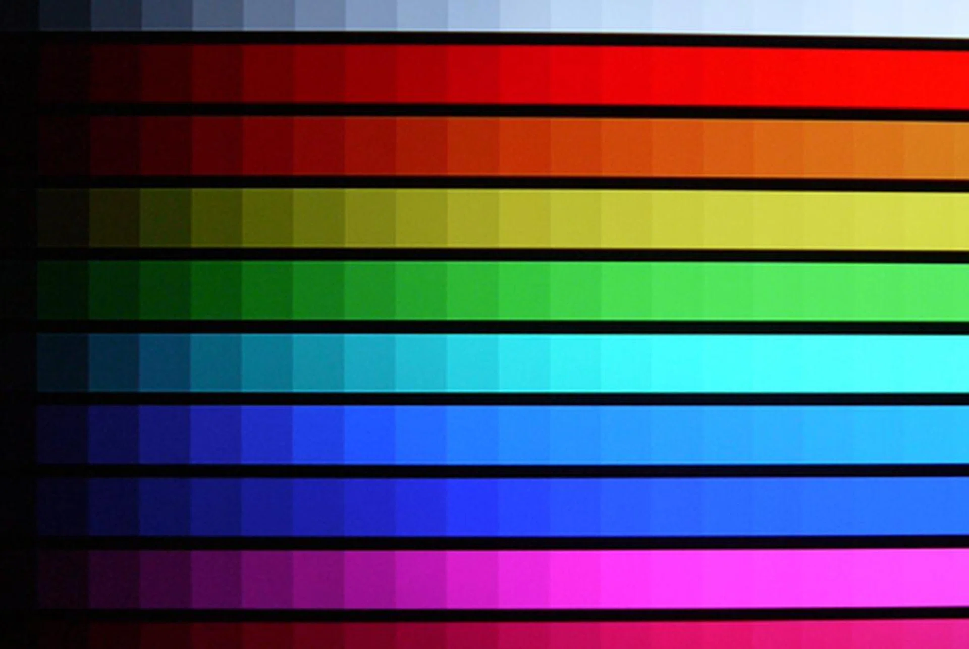 DisplayMate's Color Scales Test : There's no perceptible change or kinks in the colors across the 25 bands. 