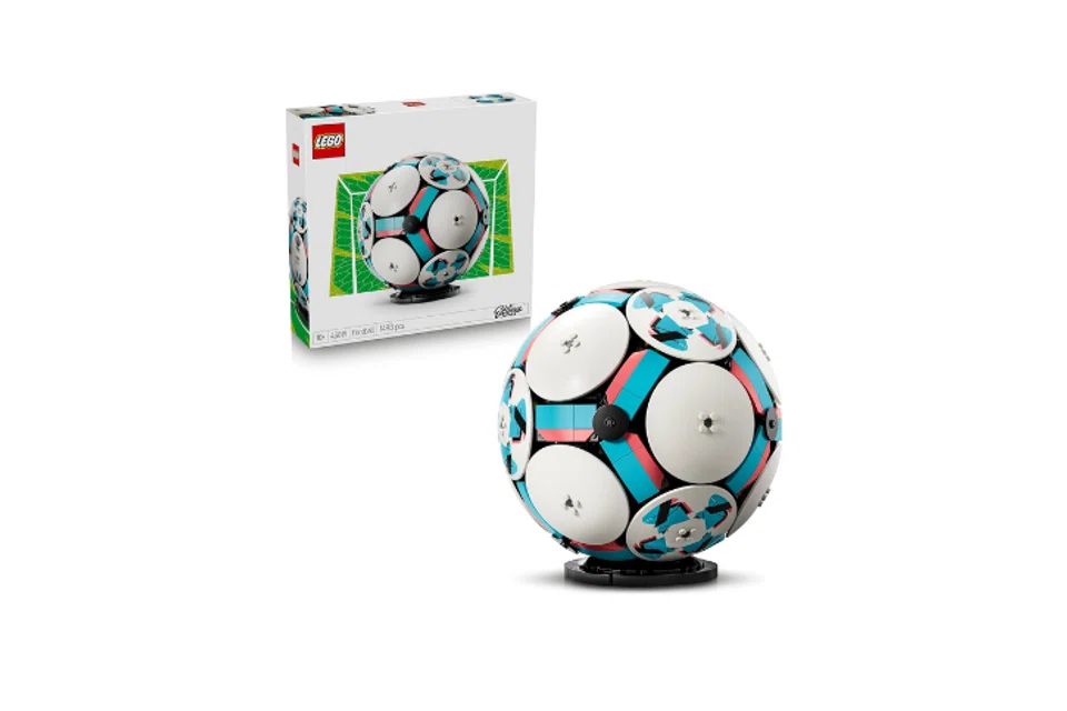 LEGO Editions Football Build-and-Display Set