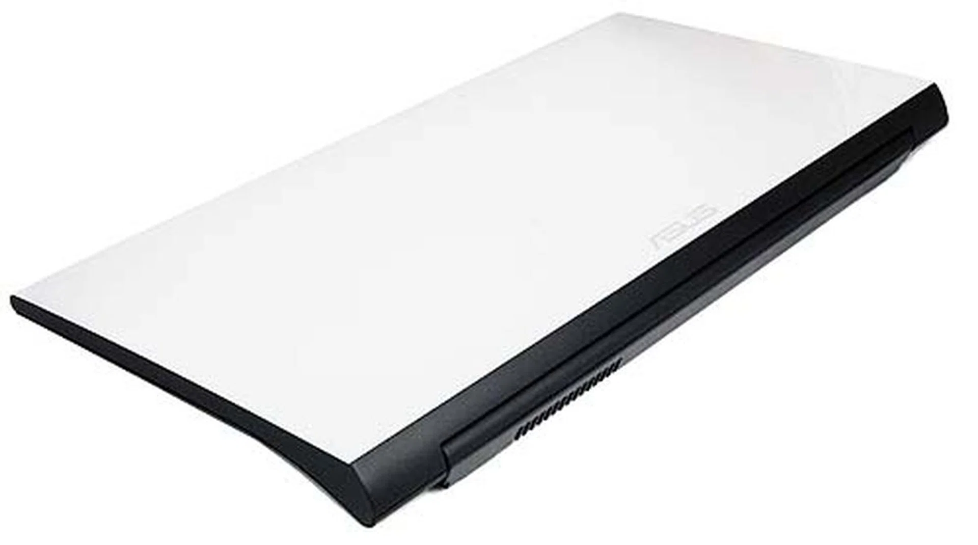 With a top made of shiny and reflective polished aluminum, the notebook was pretty challenging to photograph. Even then, the exterior is reflecting the roof of our light box.