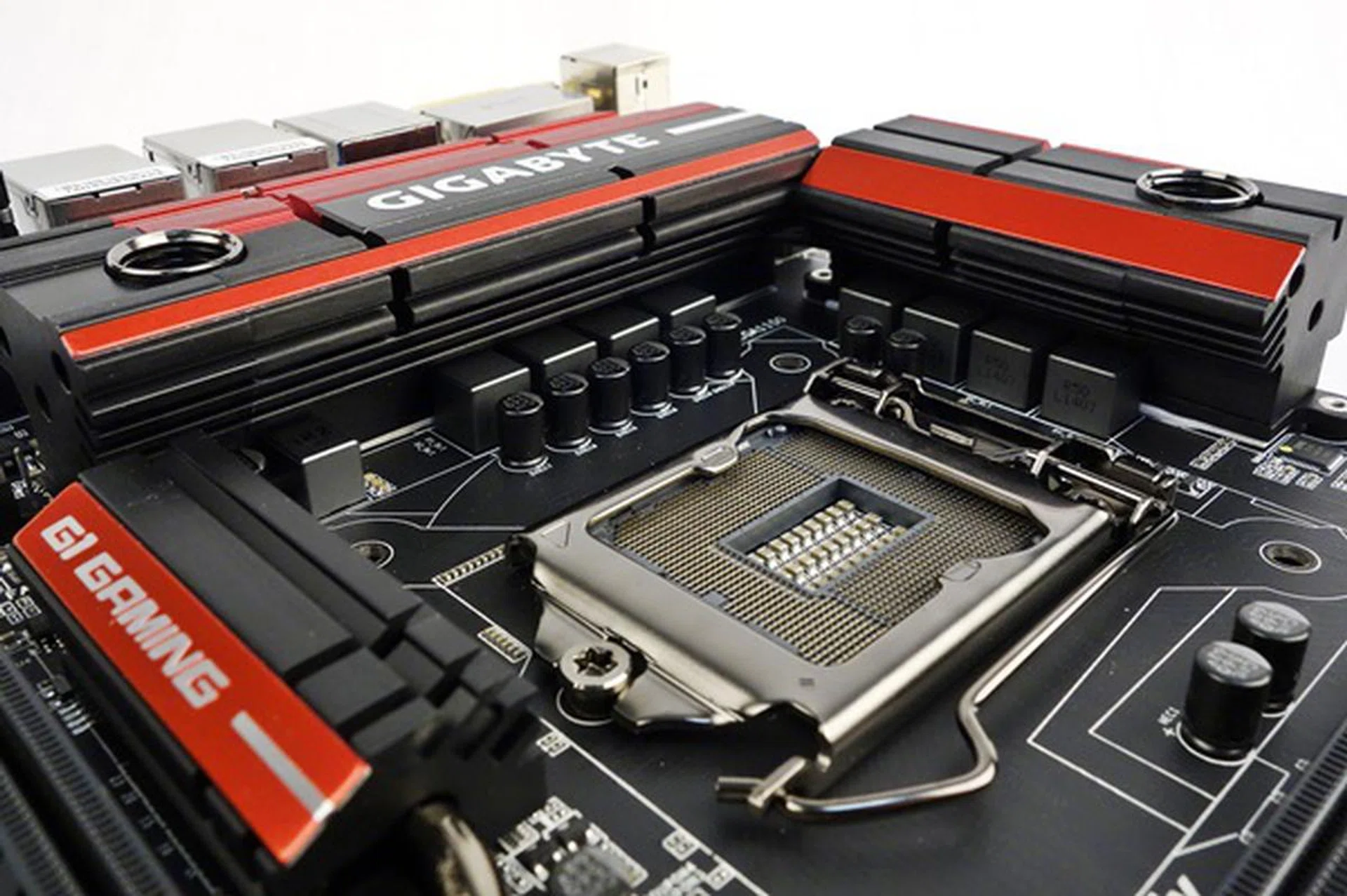 According to Gigabyte, the capacitors have been rated to perform at their optimal levels for at least 10,000 hours. 