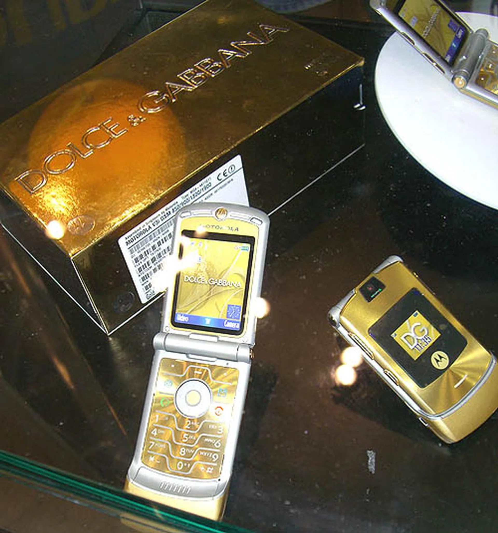 For the fashionista, Motorola has tied up with designers Dolce & Gabbana to glam up its mobile phones. 