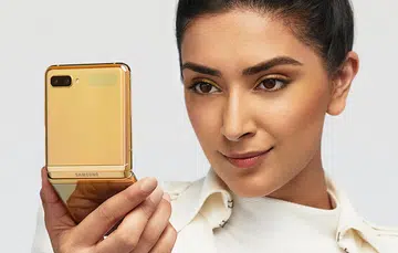 Galaxy Z Flip in Mirror Gold.