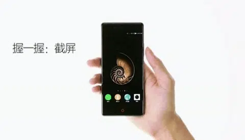 Squeezing the sides of the phone to take screenshots. <br> Source: mydrivers.com