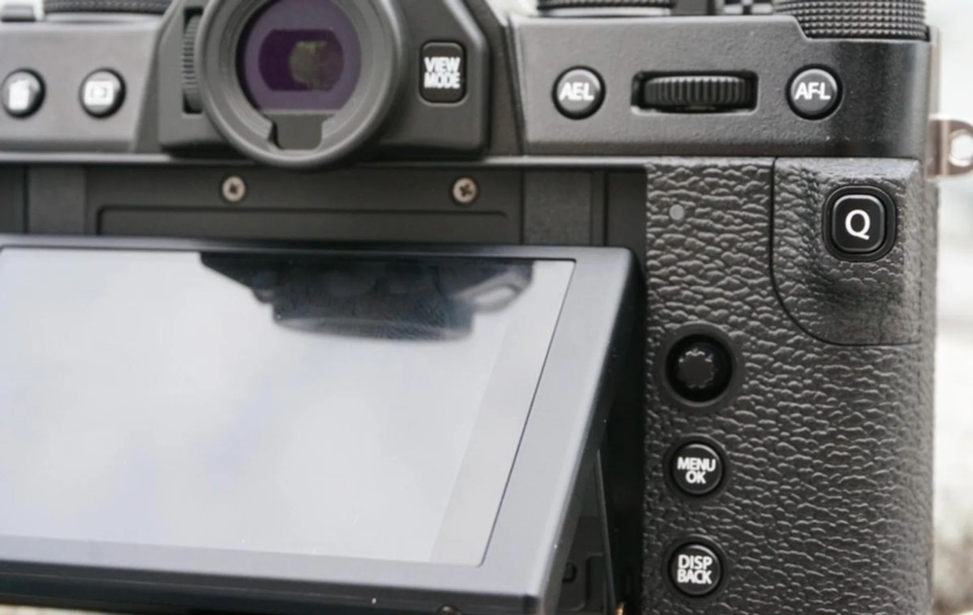 The Q button it right where you would normally rest your thumb, so take note how you handle this camera.