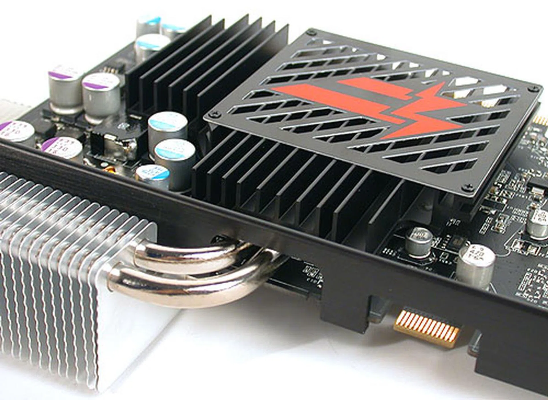 Two heat pipes extend from the heatsink, which covers the core and the surrounding memory chips.