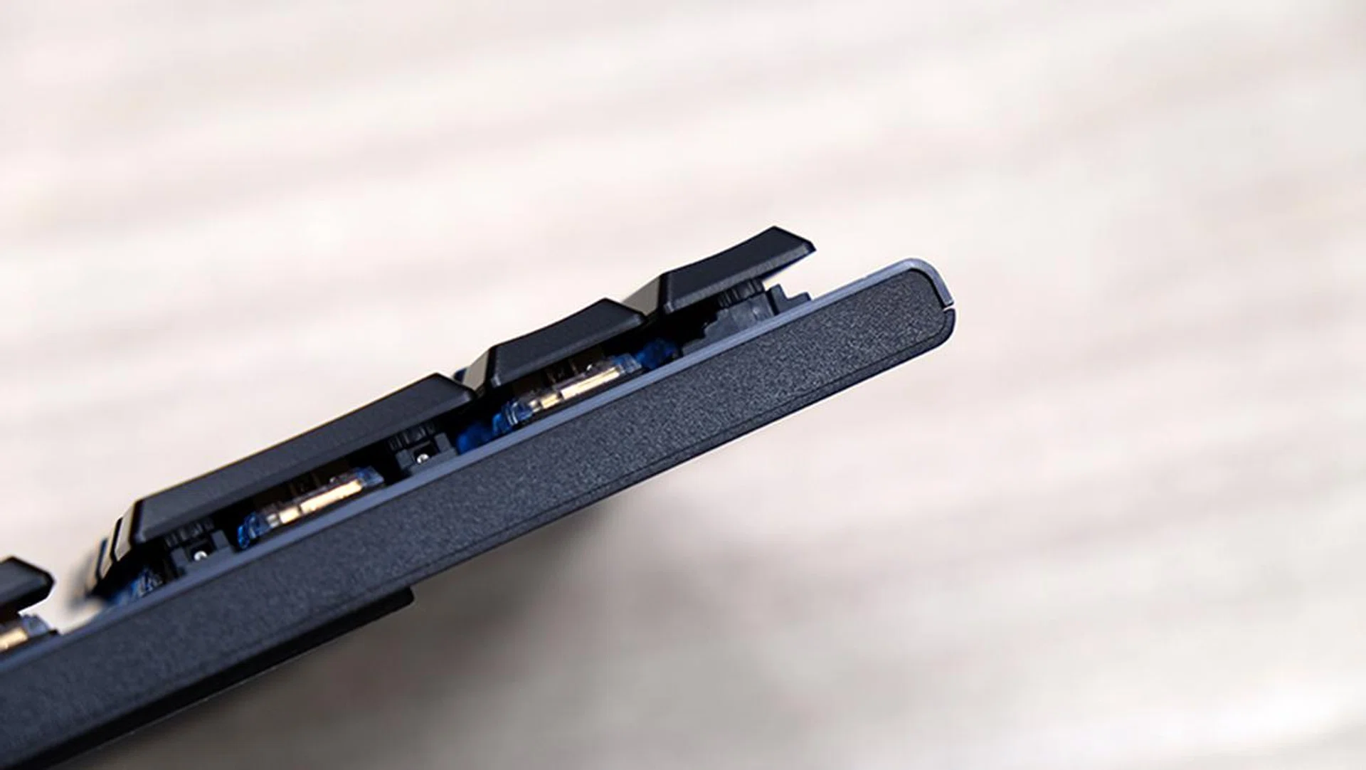 An aluminum top plate sits over the plastic chassis.