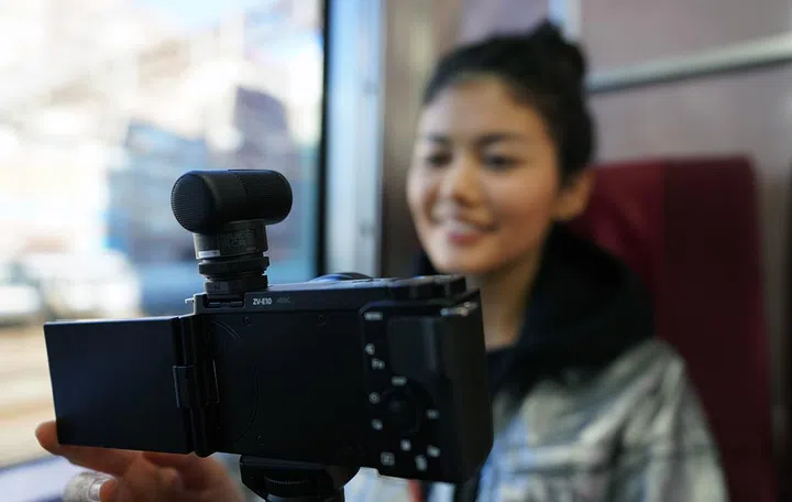 Sony ECM-G1 (mounted on Sony camera).