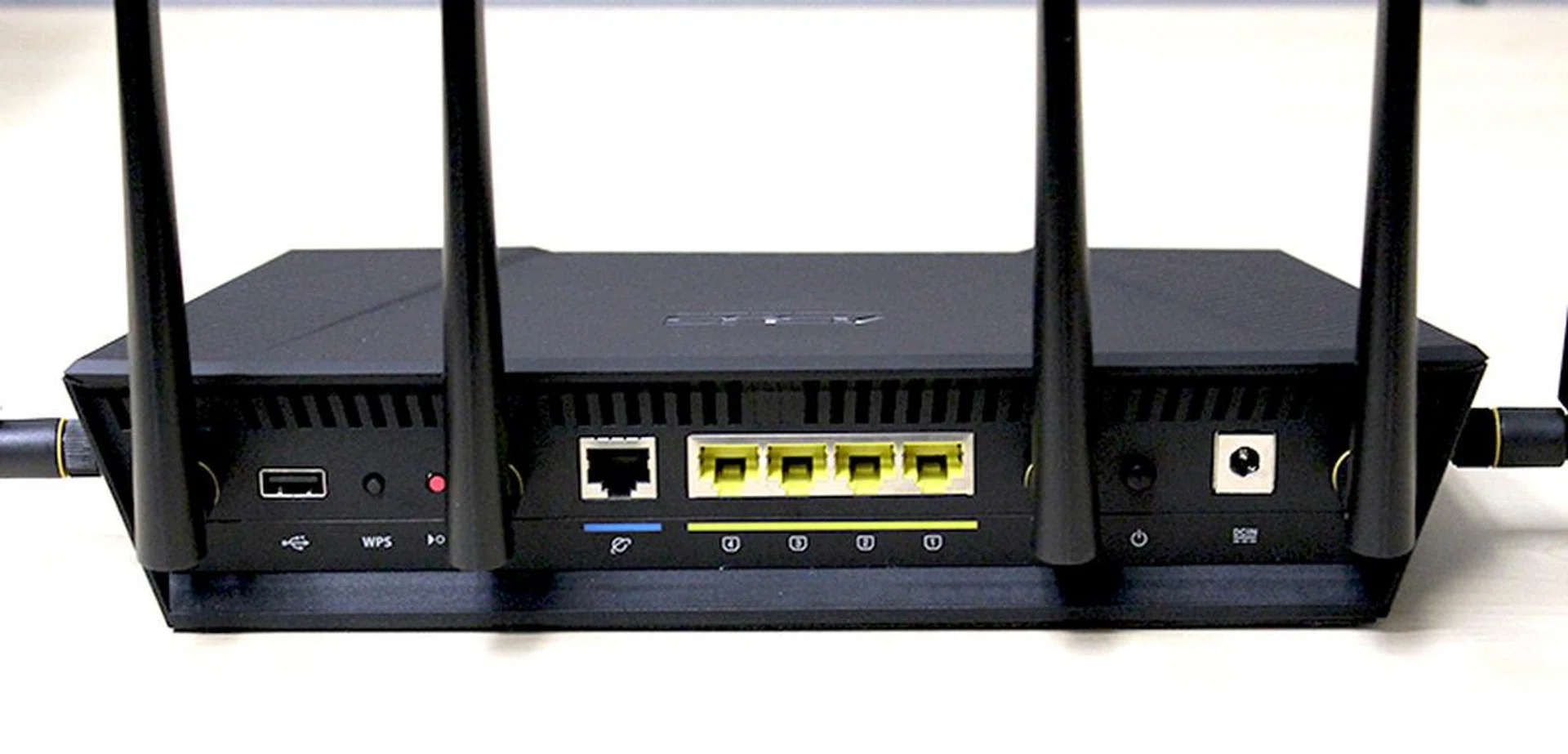 From left to right: USB 2.0 port, WPS setup button, reset button, Gigabit Ethernet WAN, four Gigabit Ethernet LAN ports, power button and DC-in jack.