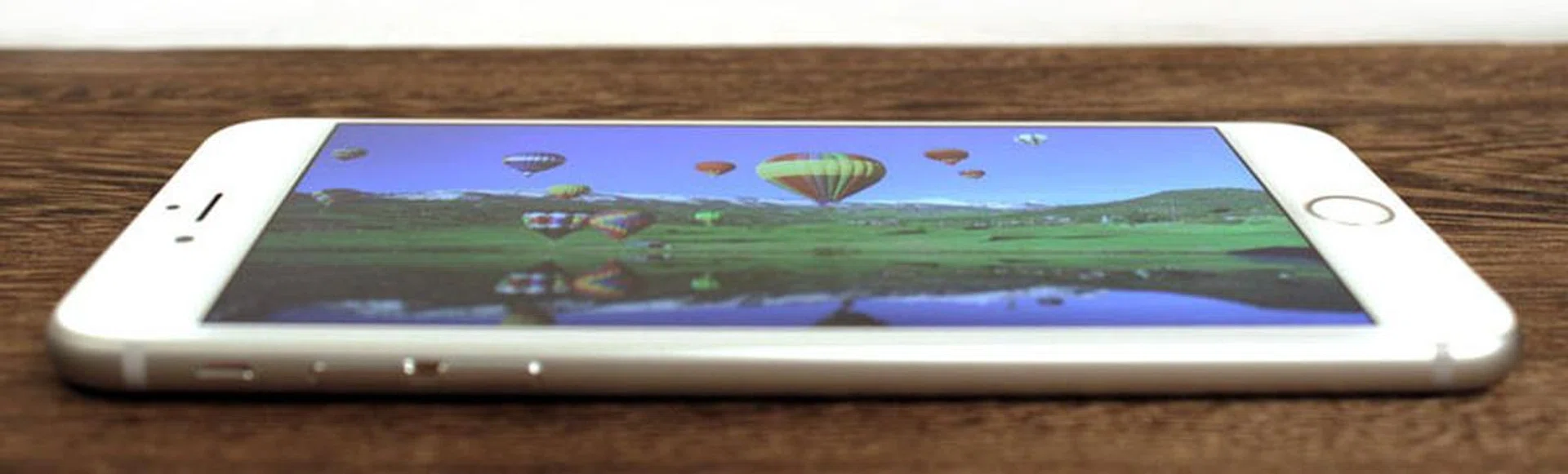 Even at a very oblique angle, screen brightness and color remains good. 