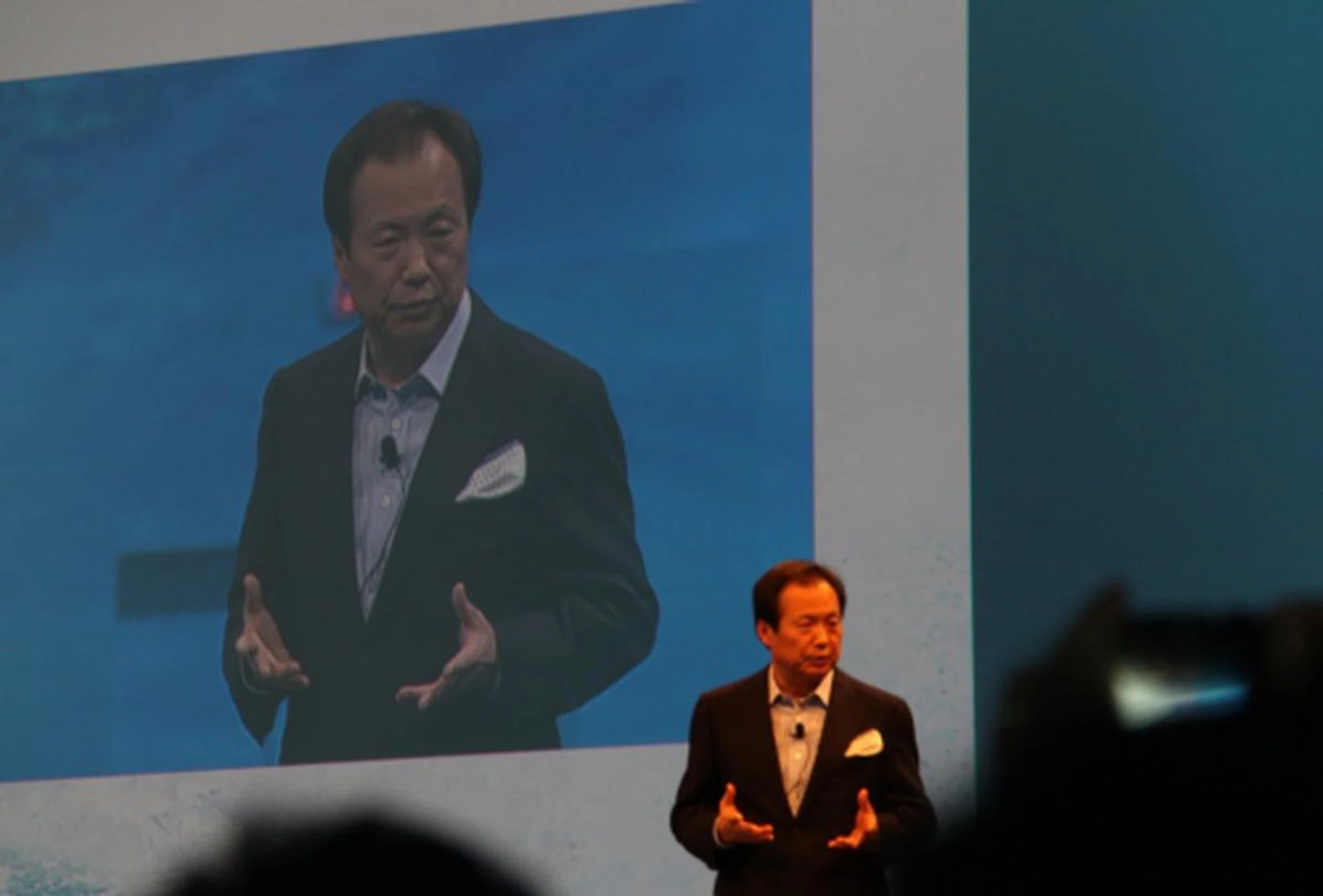 Mr. JK Shin, President, Head of Mobile Communications Business, Samsung Electronics welcomes journalists and partners. 
