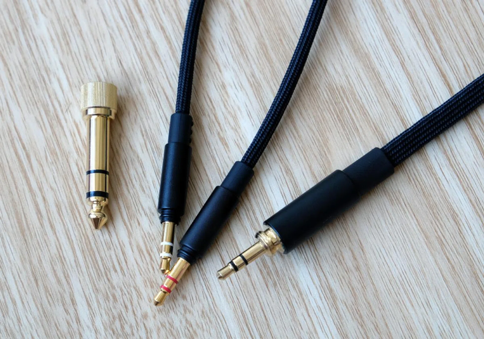 The connectors are standard 3.5mm. At 3 metres, the cable is very long but thankfully soft and pliant.