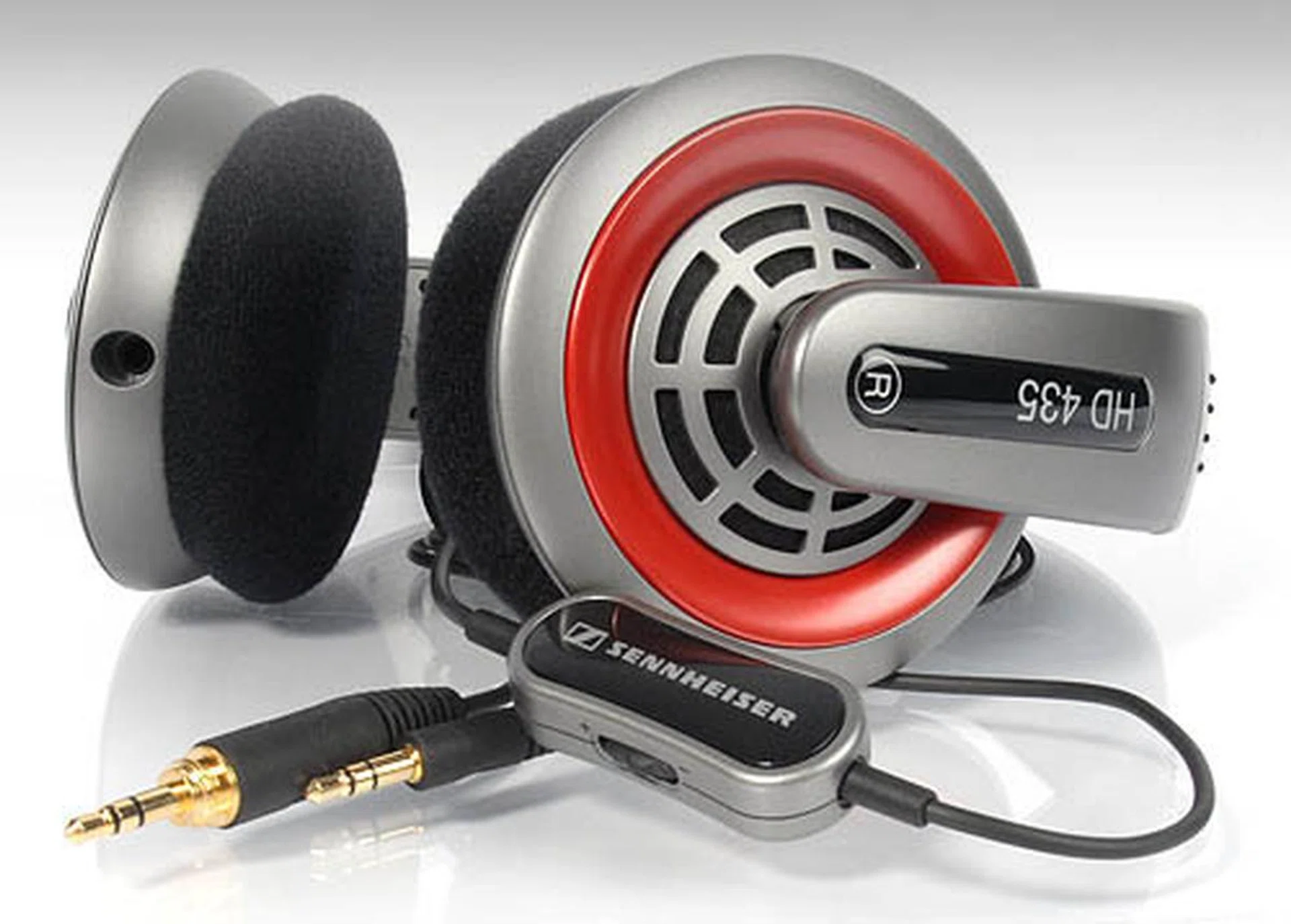 It comes with a handy integrated volume control for quick volume adjustments.